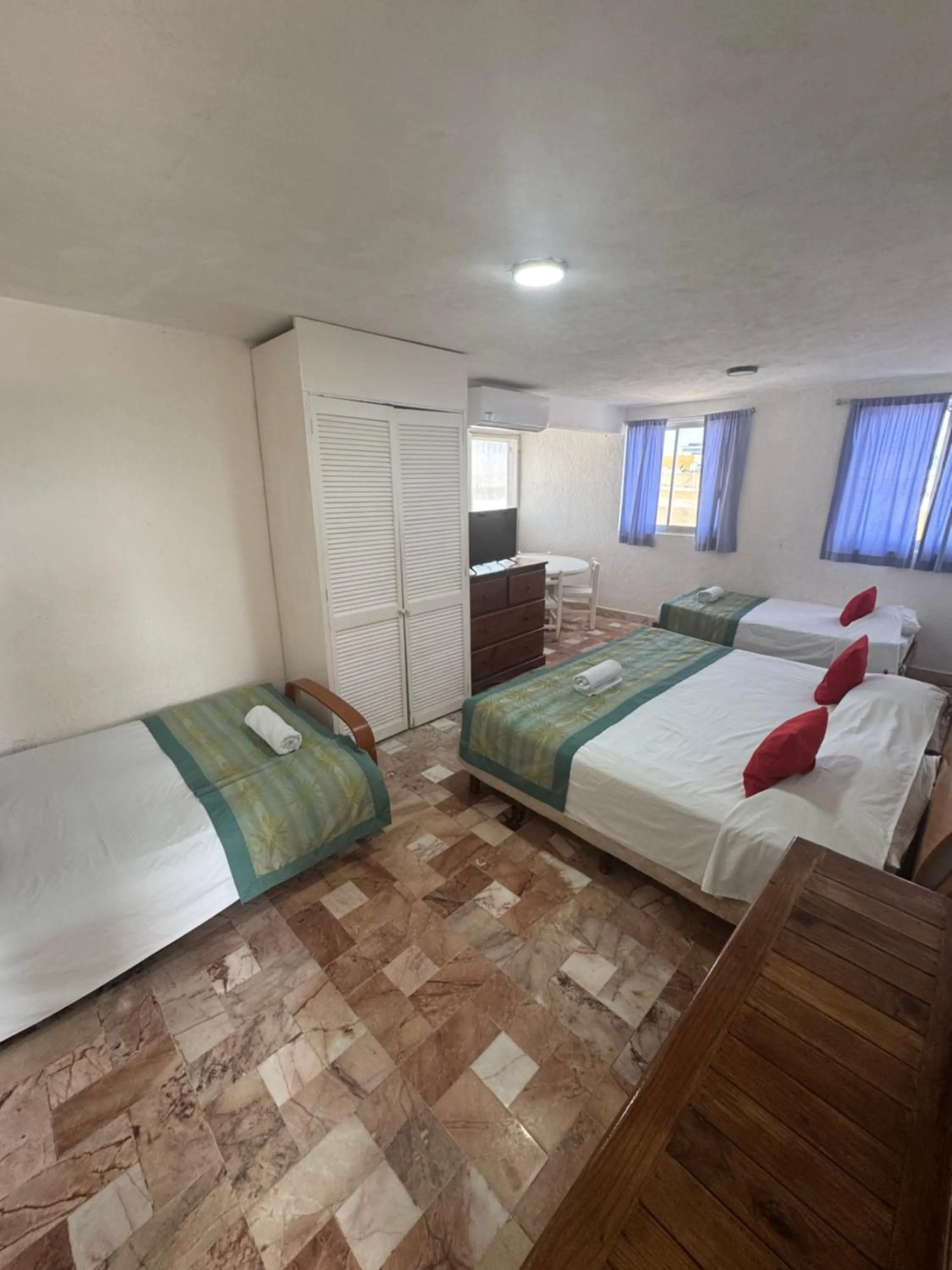 Bed in Hotel Farallon Inn Cancún