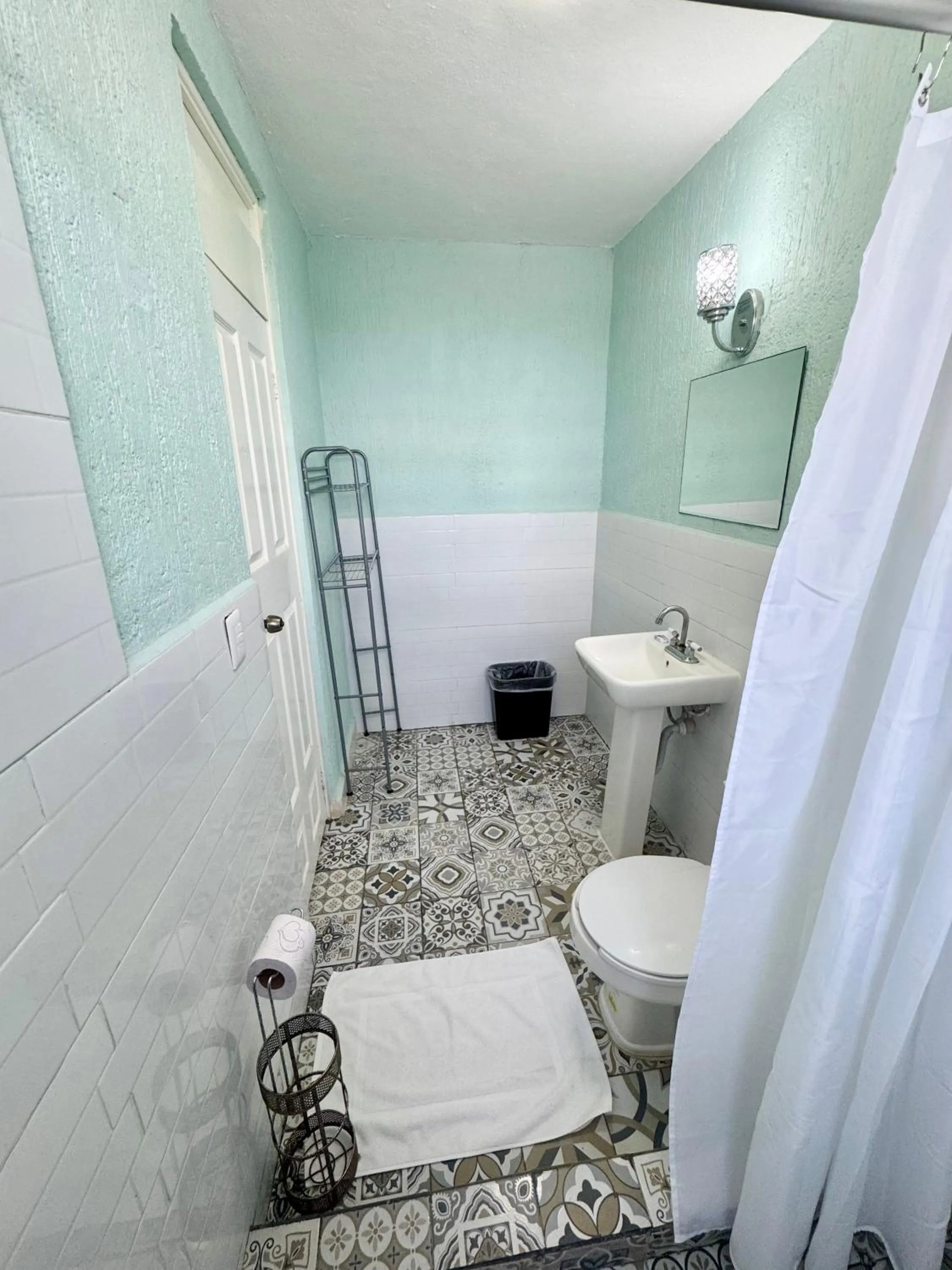 Shower in Hotel Farallon Inn Cancún