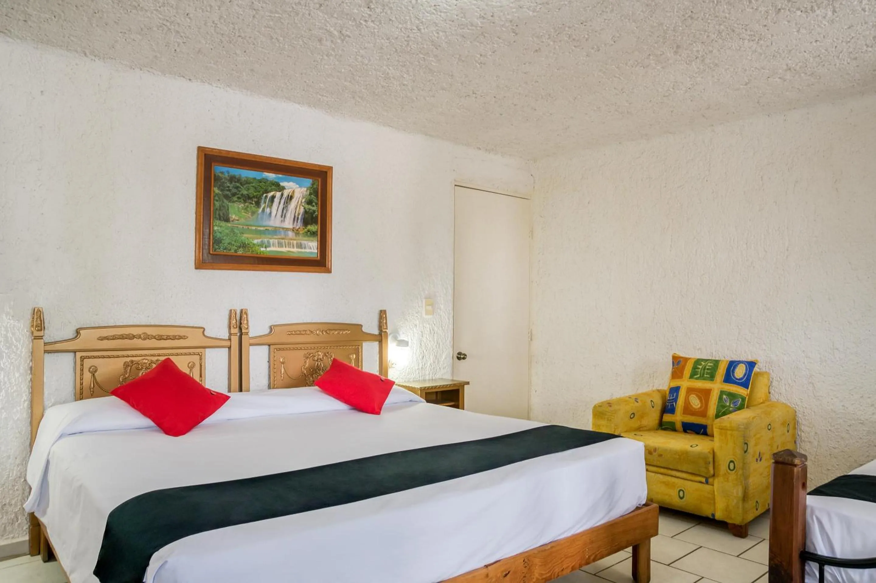 Bed in Hotel Farallon Inn Cancún