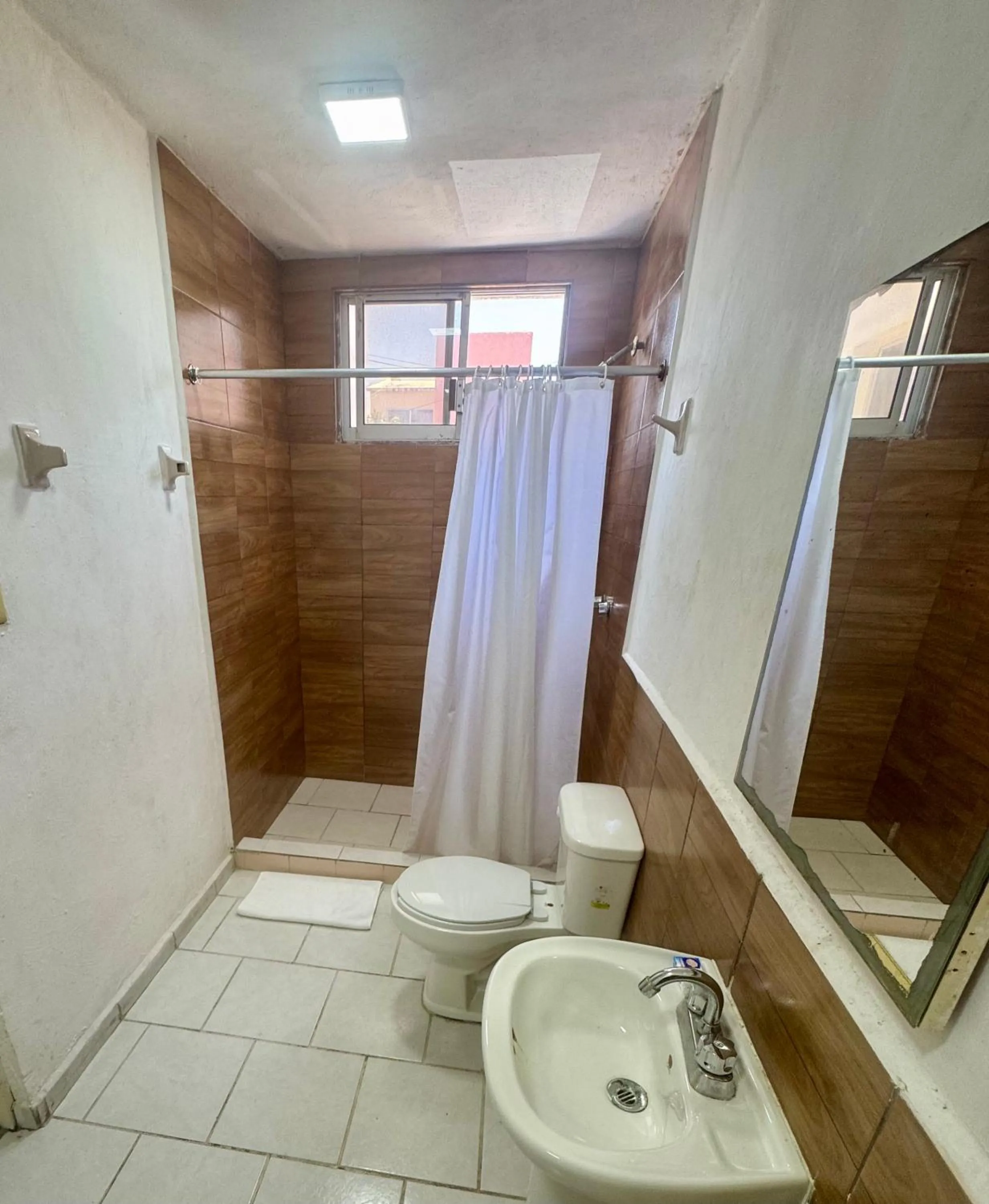 Shower in Hotel Farallon Inn Cancún