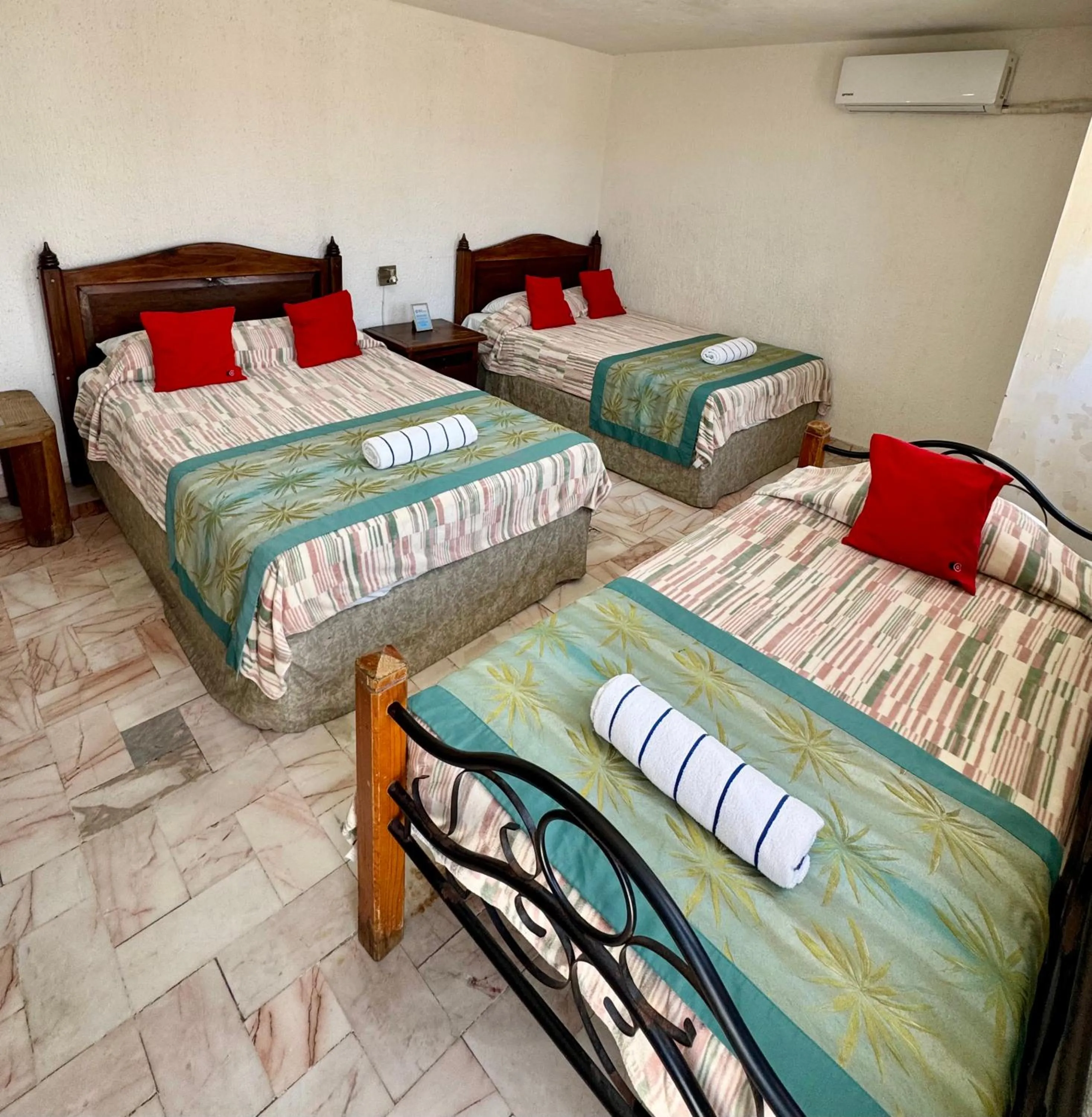 Bed in Hotel Farallon Inn Cancún