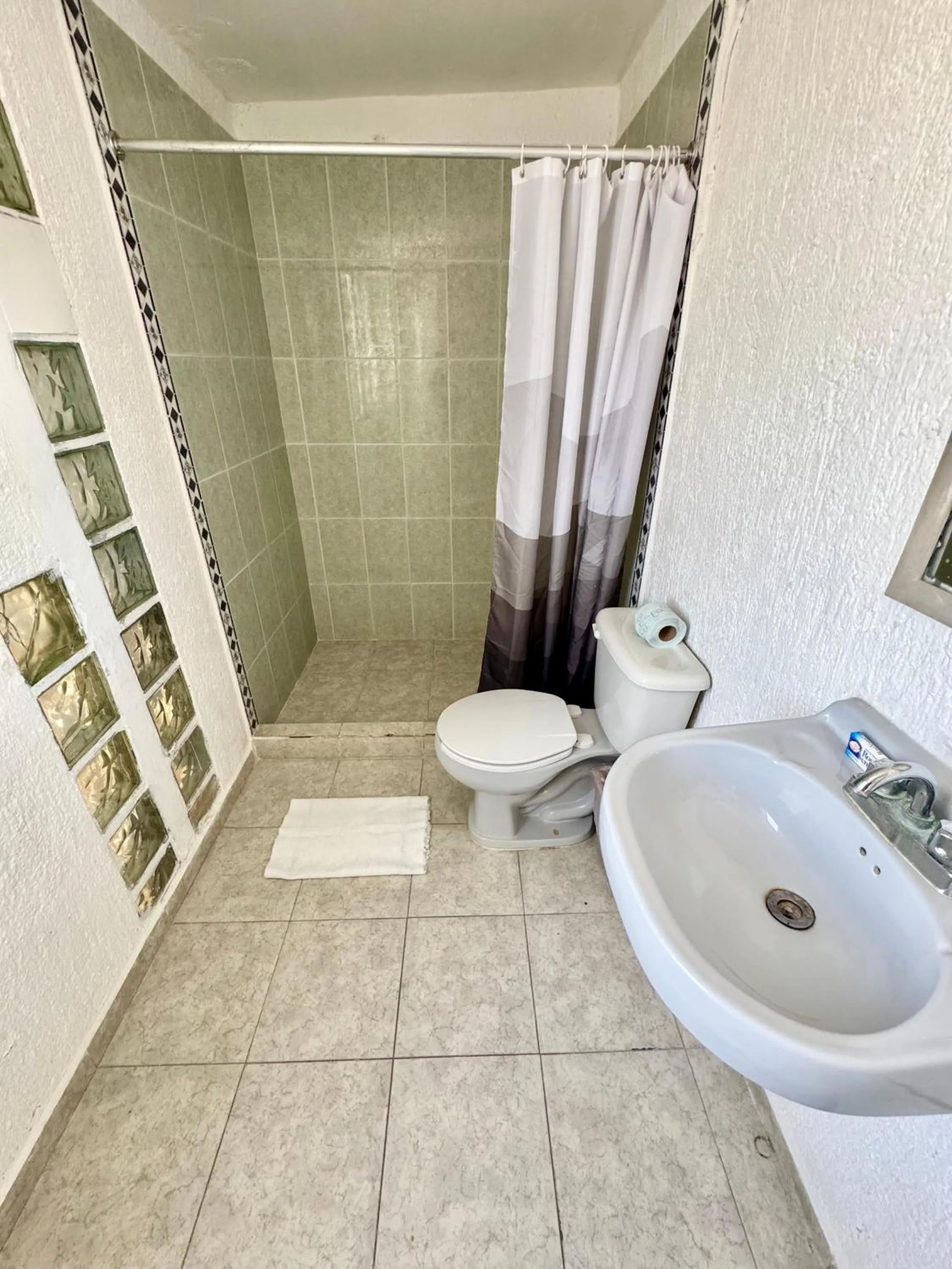 Shower in Hotel Farallon Inn Cancún