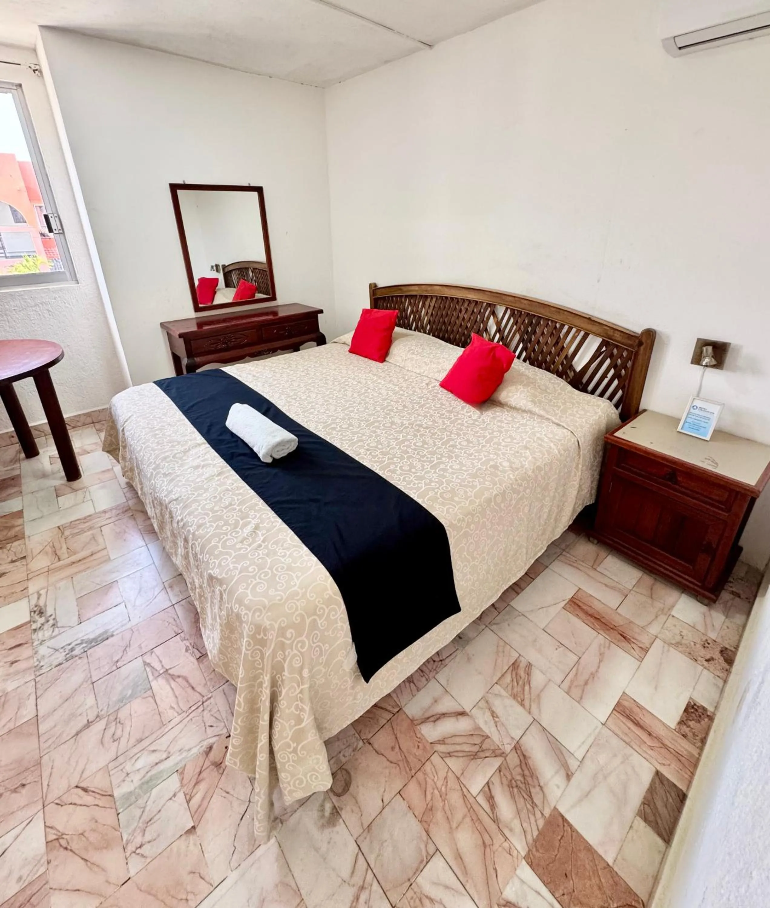 Bed in Hotel Farallon Inn Cancún