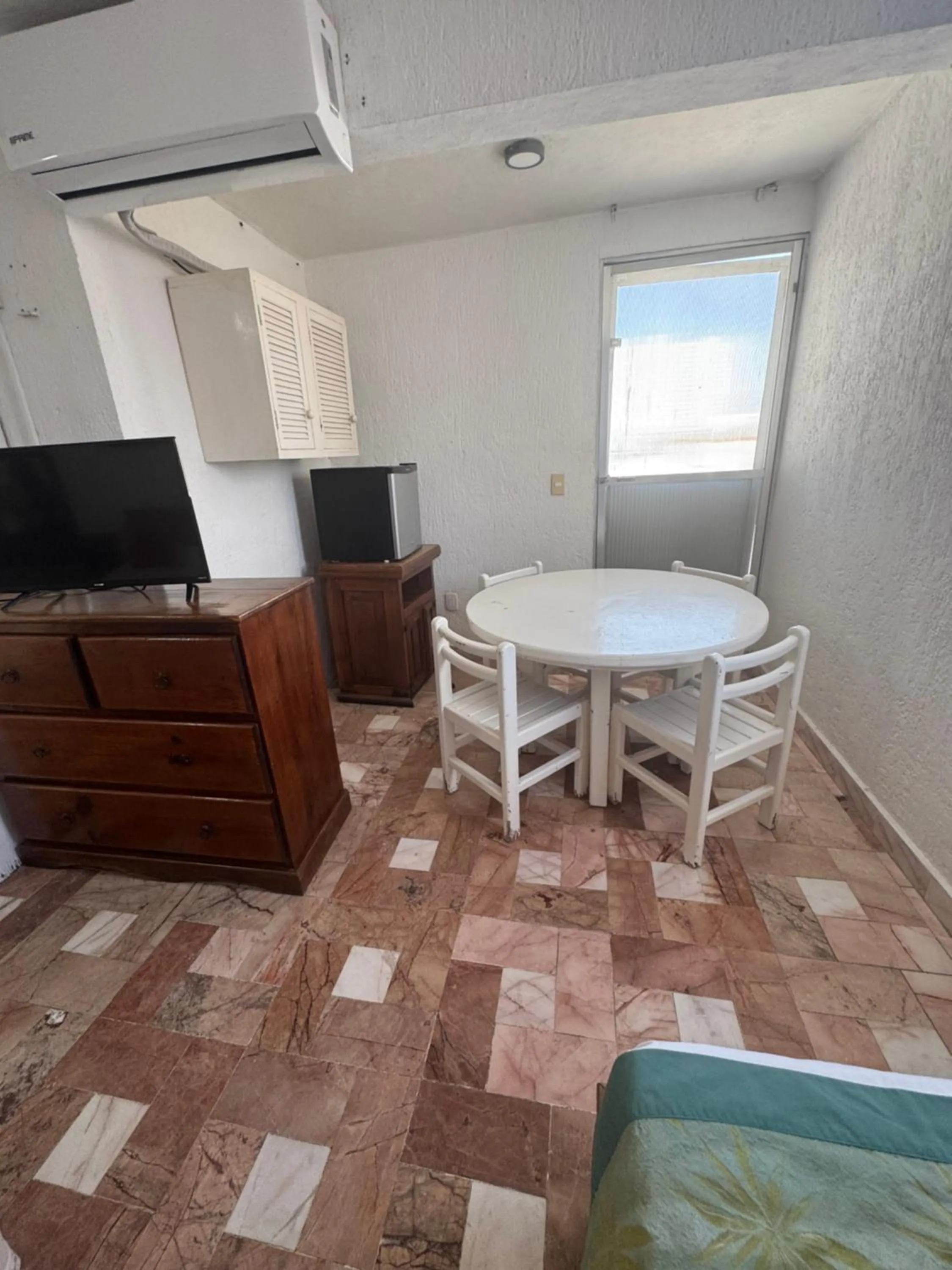 TV and multimedia in Hotel Farallon Inn Cancún