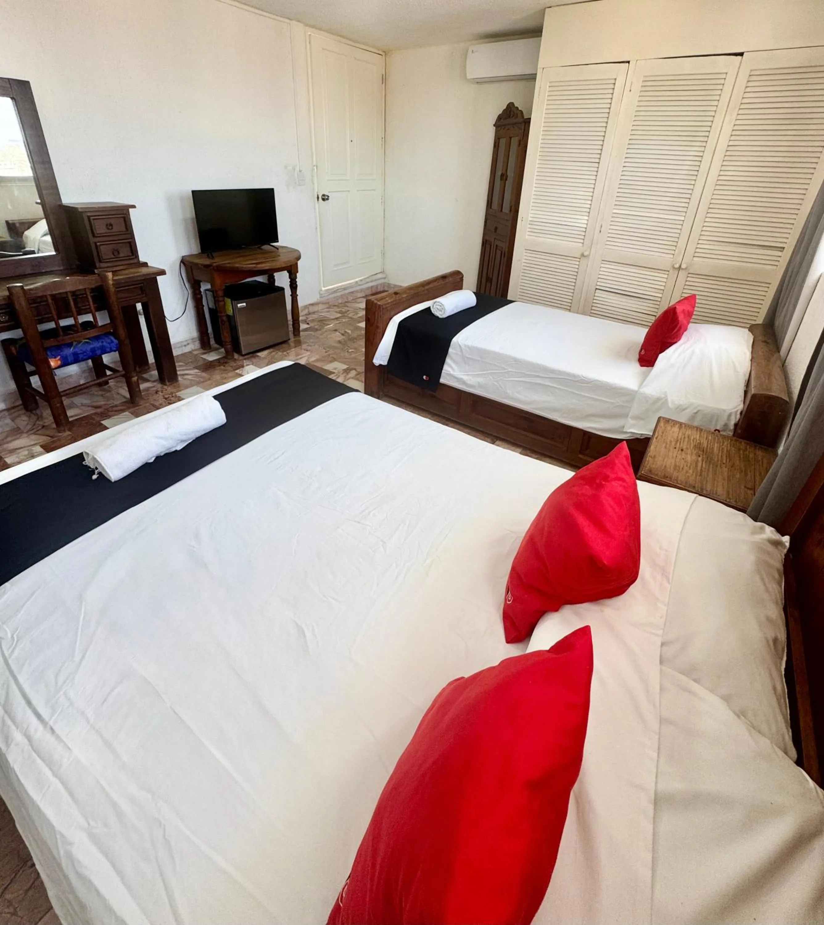 Bed in Hotel Farallon Inn Cancún