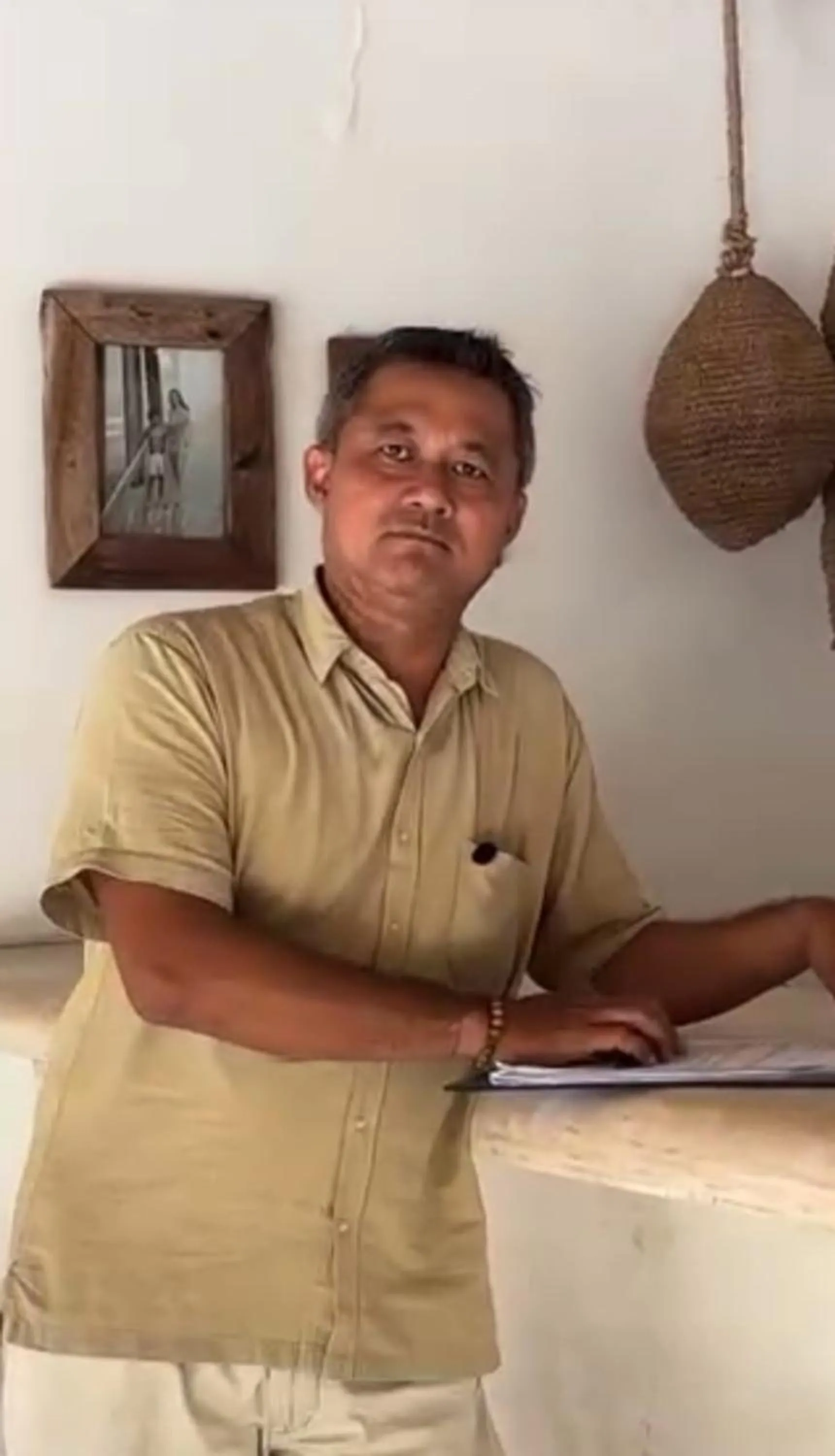 Staff in Sal Secret Spot