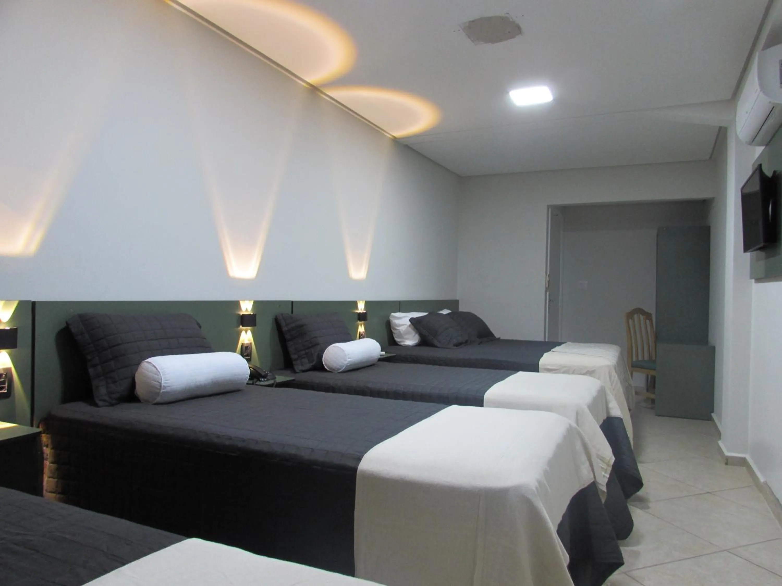 Family Room in "Hotel Paramount" Próximo a 25 Março, Brás, Bom Retiro, Exporcenter Norte e Distrito do Anhembi