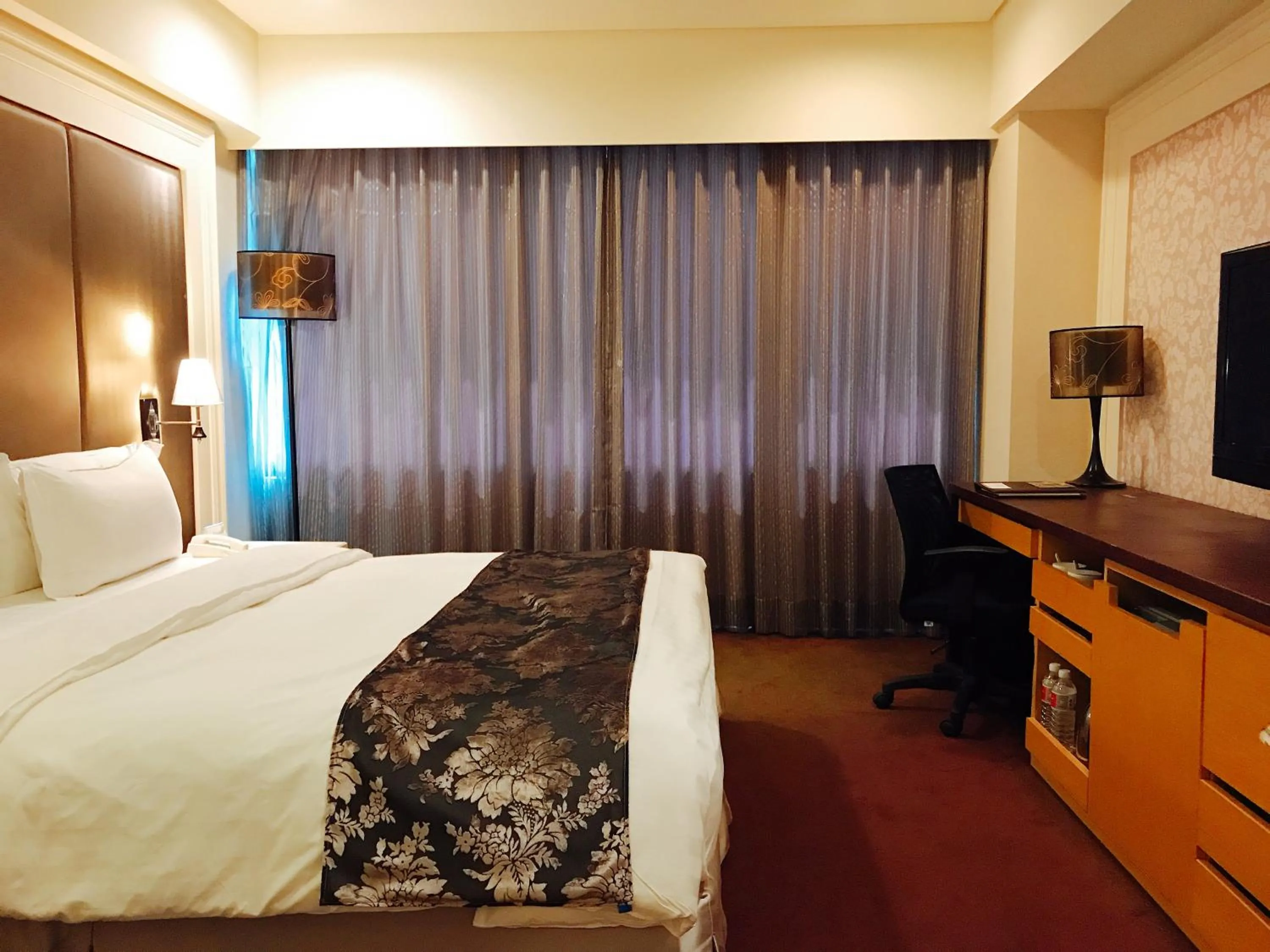 On site, Bed in Golden Tulip Zhong Xin Hotel Taichung