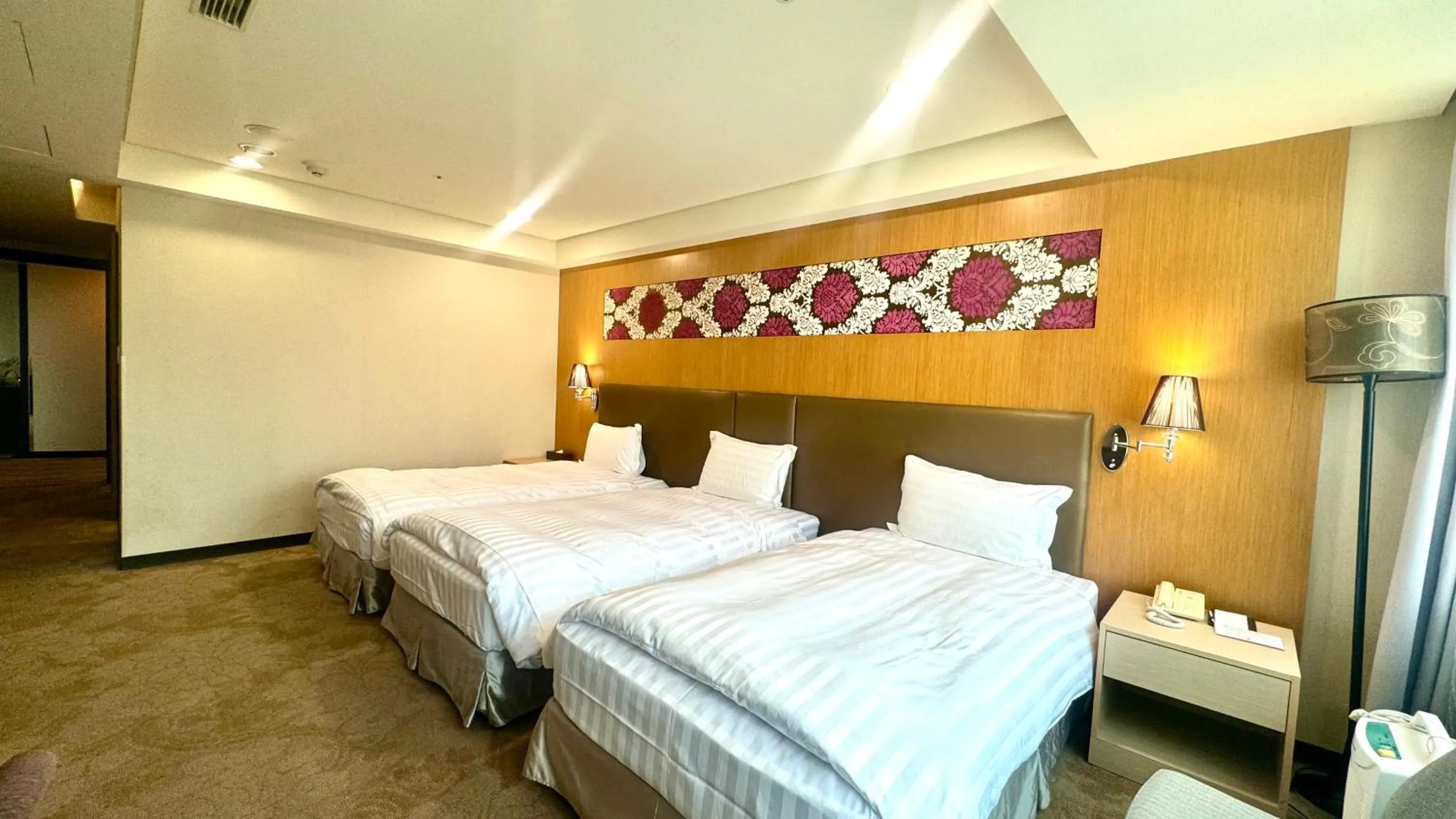 Photo of the whole room, Bed in Golden Tulip Zhong Xin Hotel Taichung