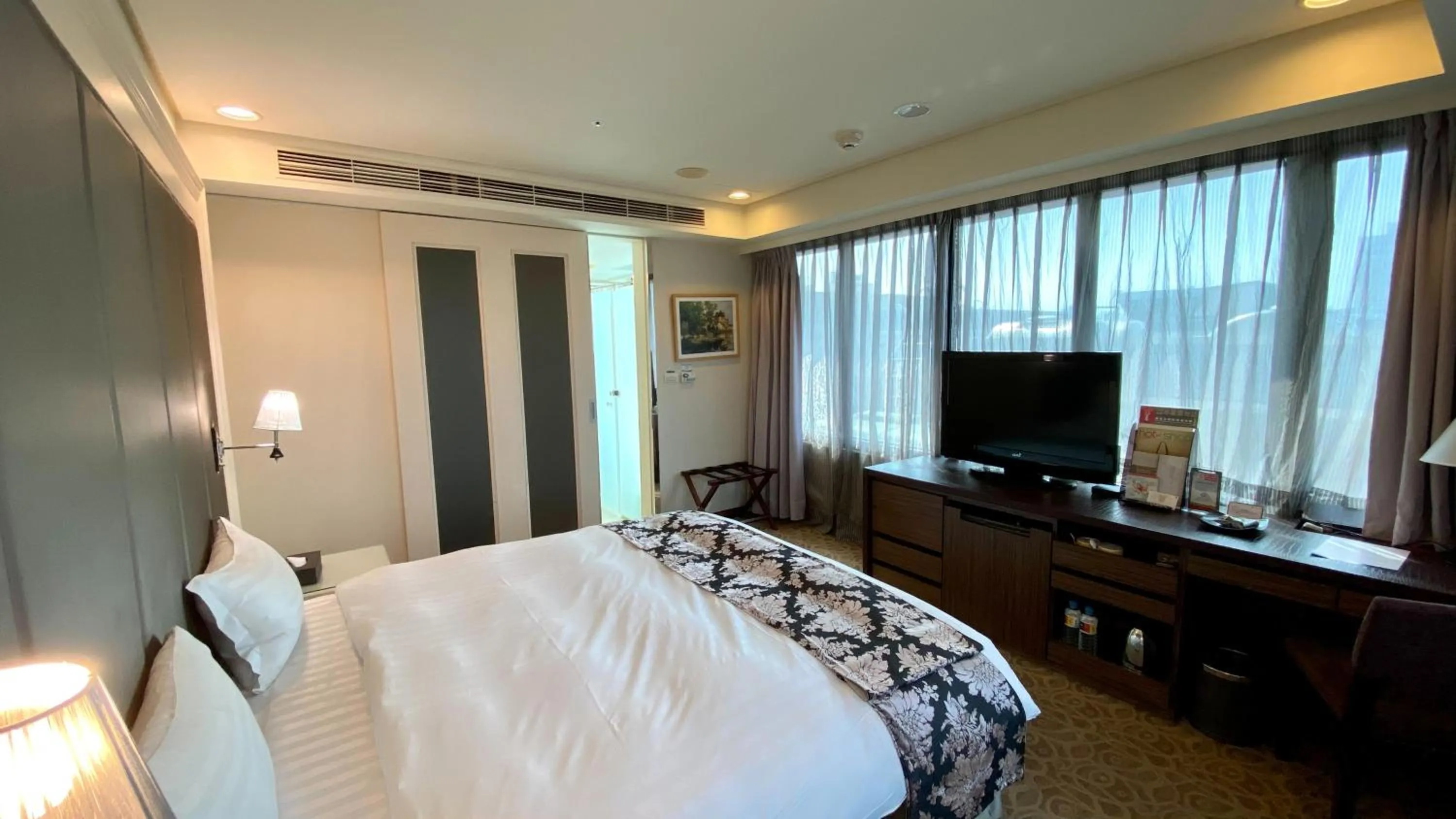 Property building, Bed in Golden Tulip Zhong Xin Hotel Taichung