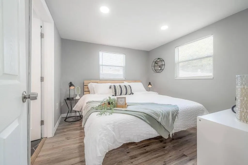 Newly Renovated Couple’s Retreat 2Bd/1B with King Bed