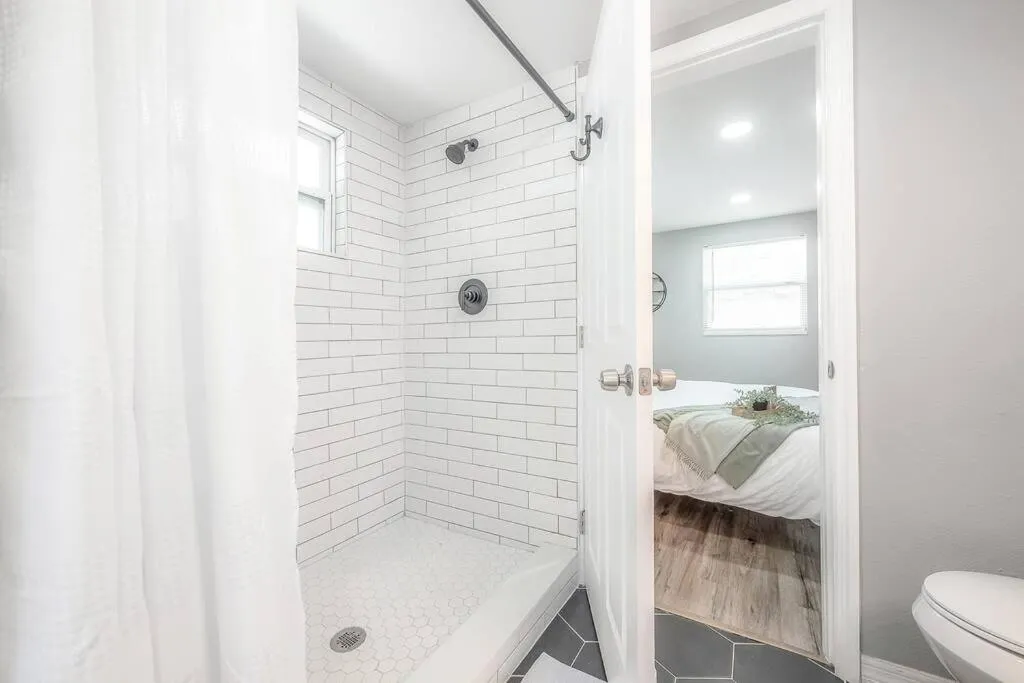 Newly Renovated Couple’s Retreat 2Bd/1B with King Bed