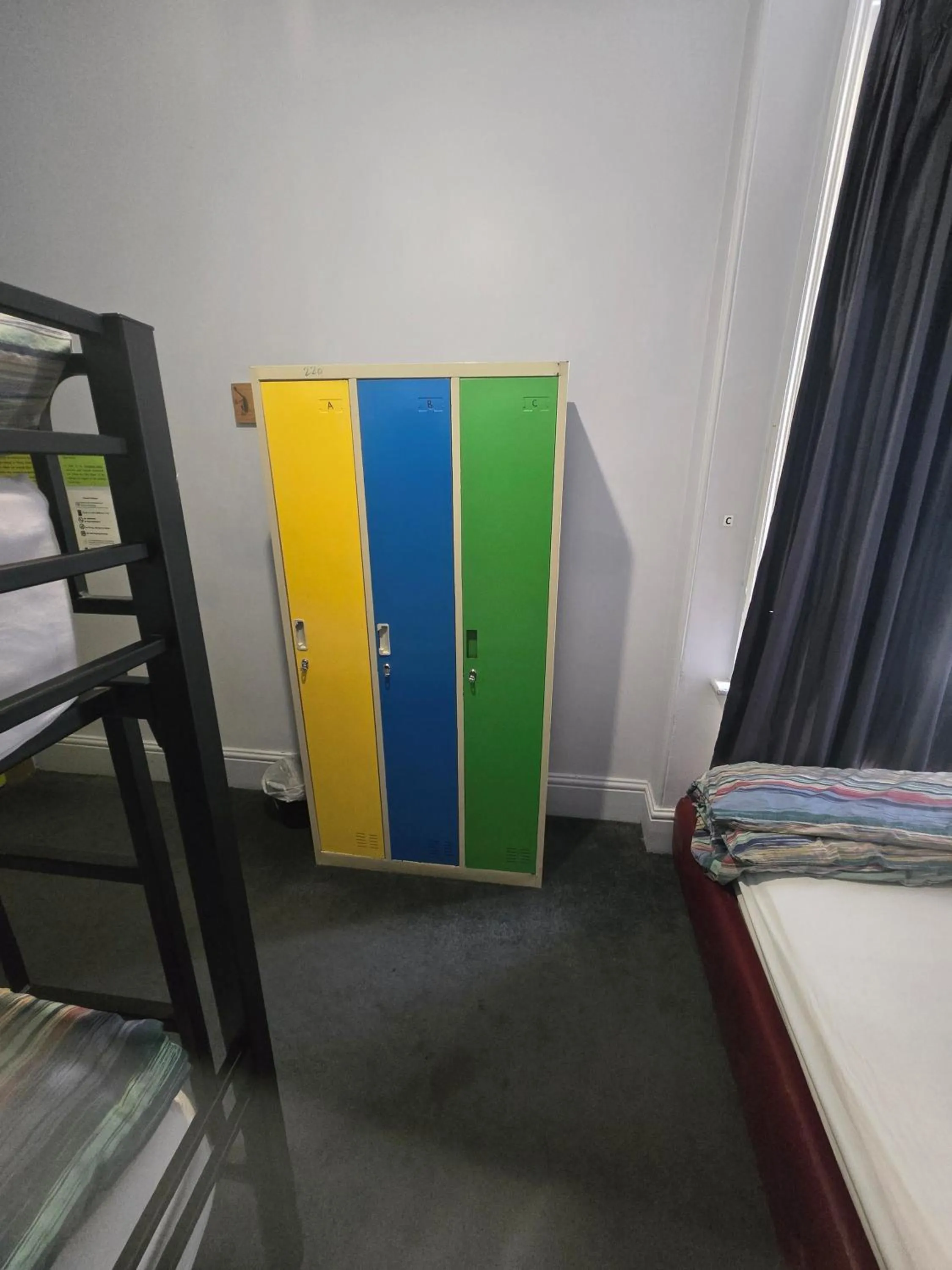 wardrobe, Bed in Backpackers Imperial Hotel