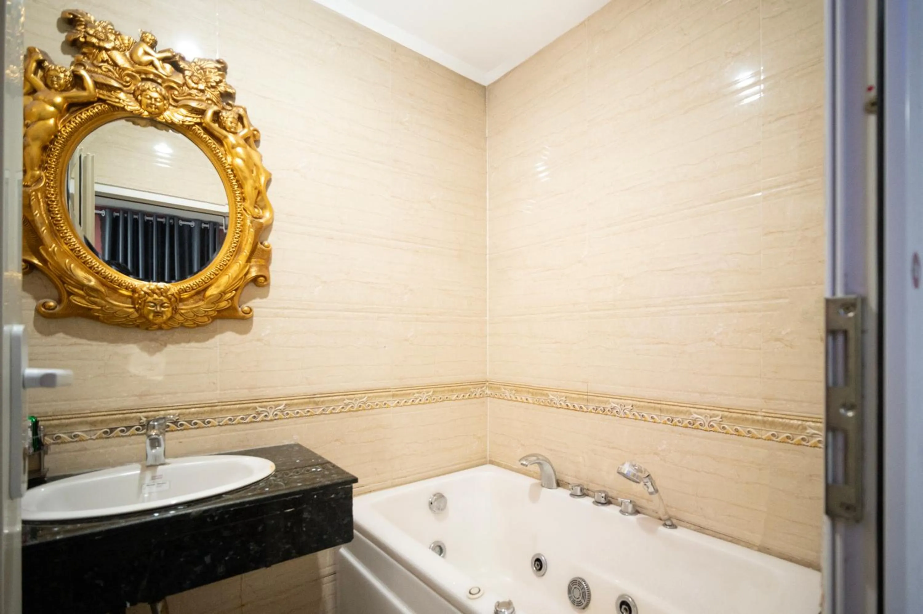 Toilet in CROWNE BUI VIEN Hotel