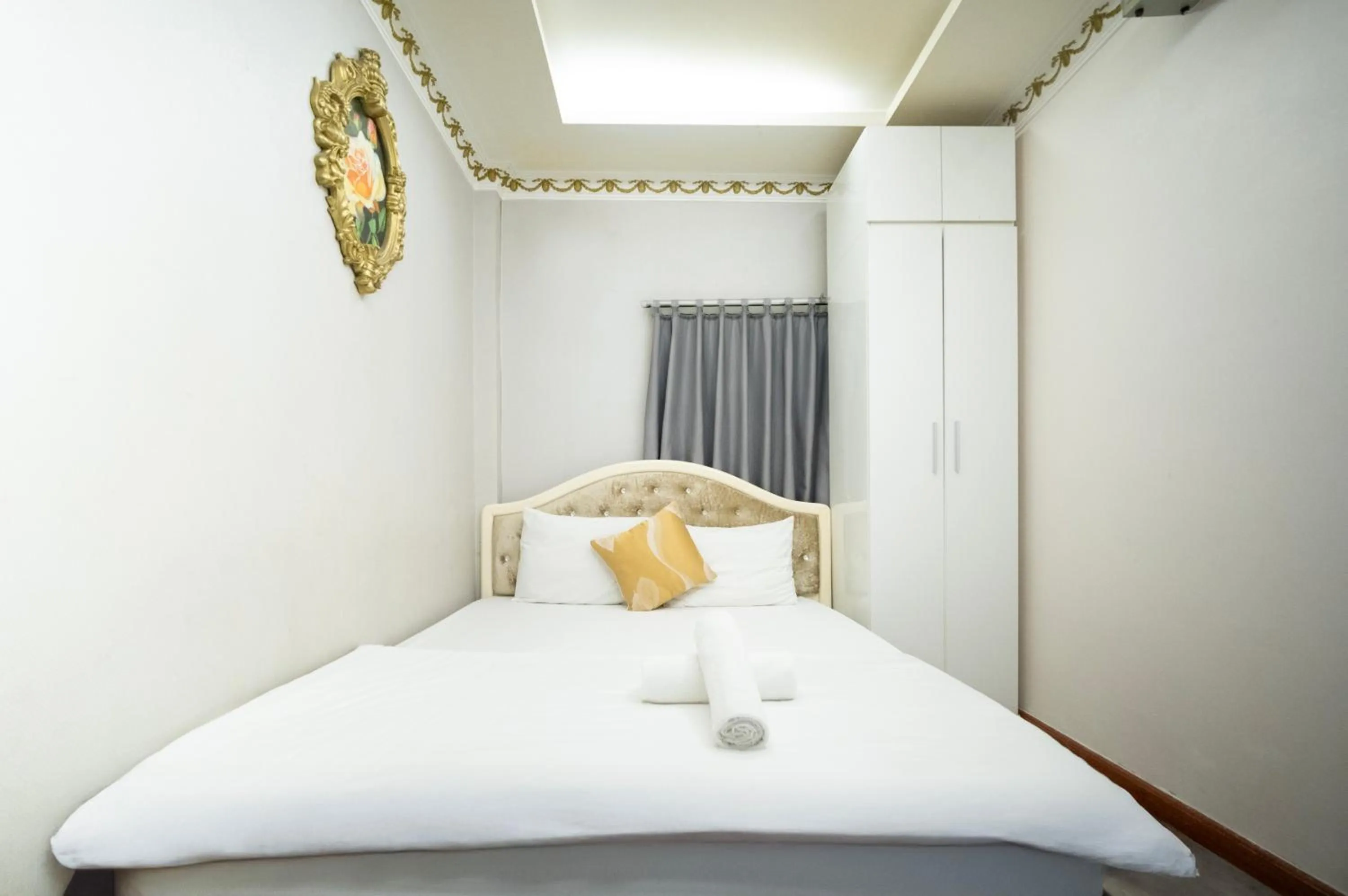 Bed in CROWNE BUI VIEN Hotel