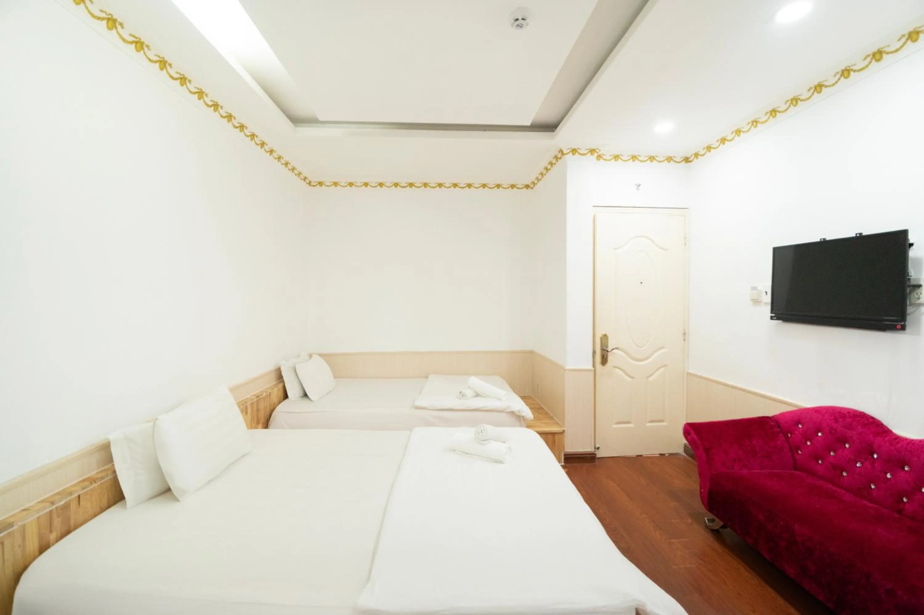 Bed in CROWNE BUI VIEN Hotel