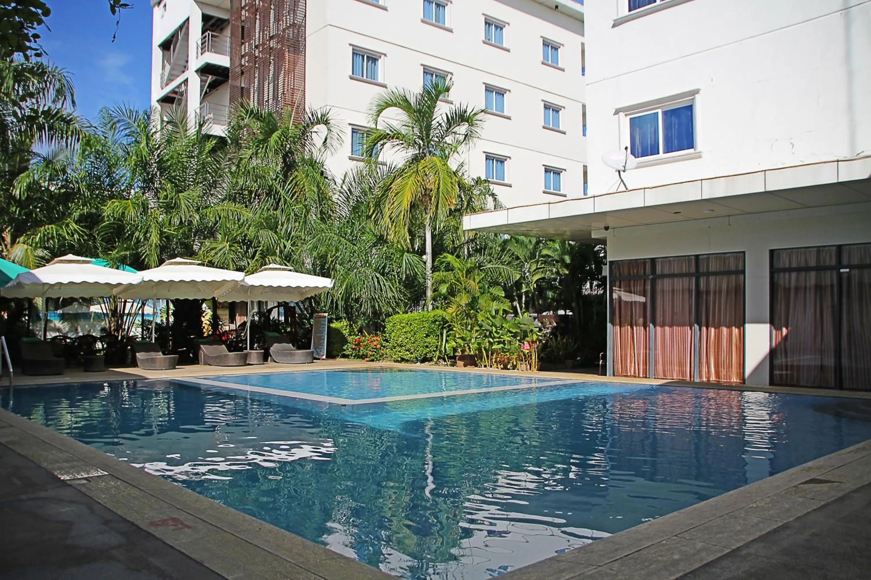 Swimming pool in Palawan Uno Hotel