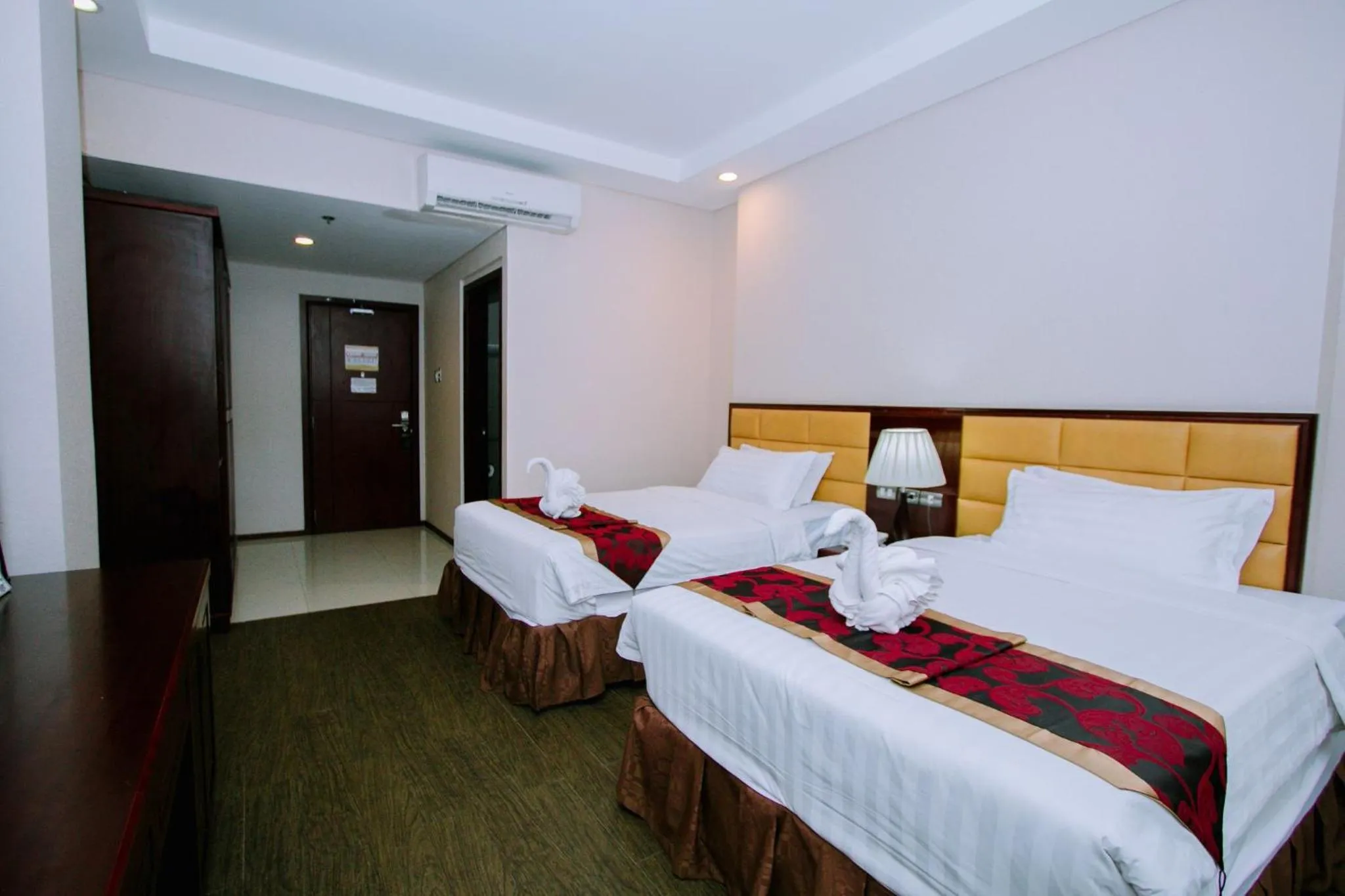 Photo of the whole room, Bed in Palawan Uno Hotel