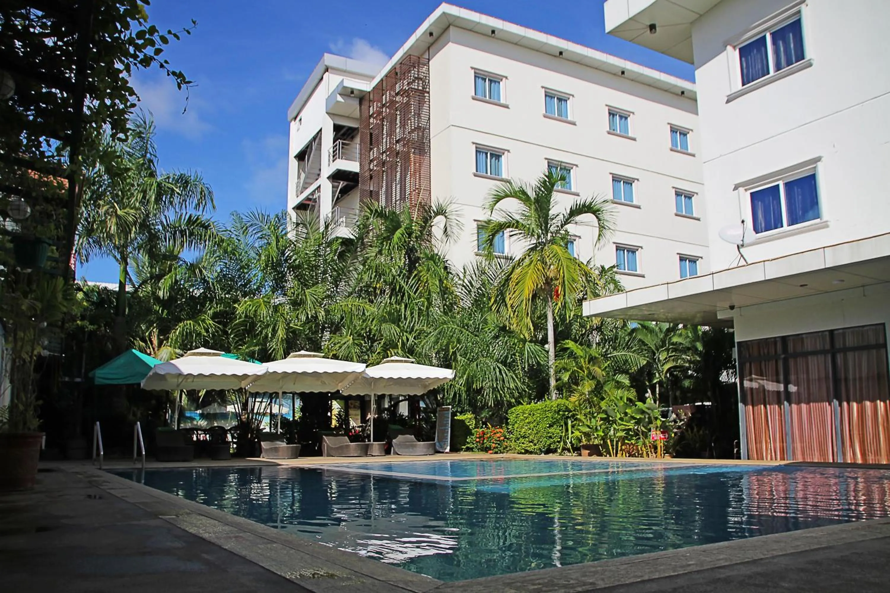 Swimming pool in Palawan Uno Hotel