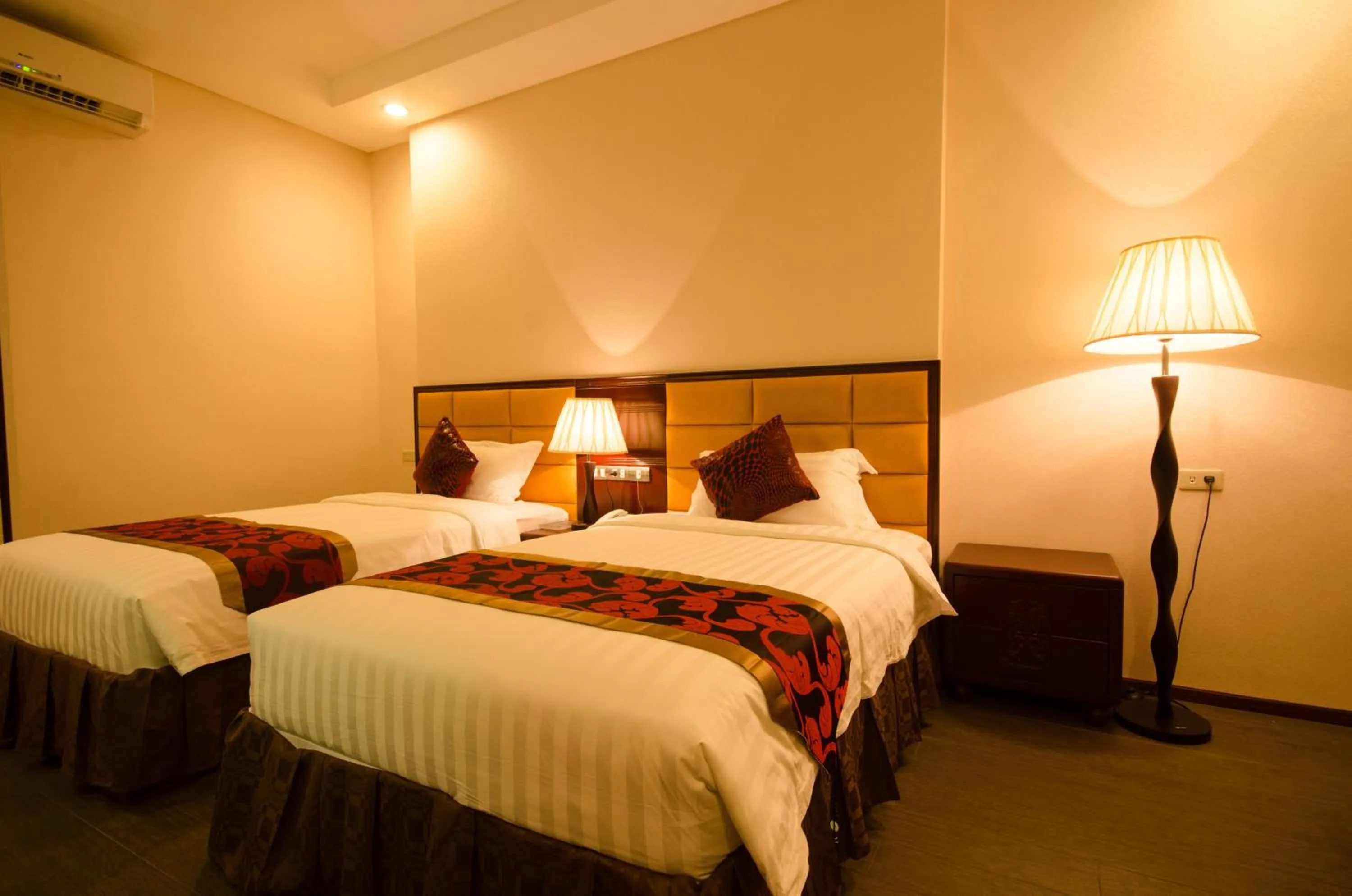 Photo of the whole room, Bed in Palawan Uno Hotel