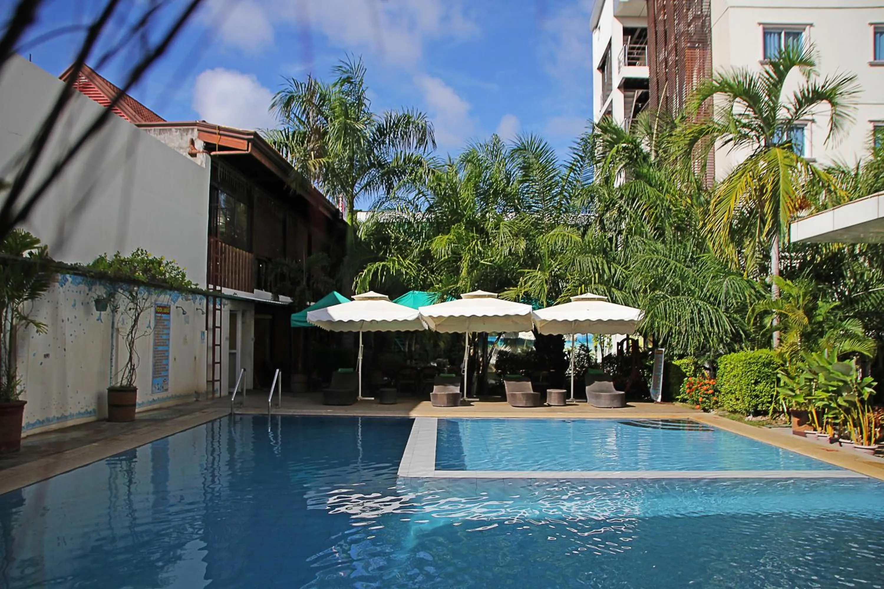 Swimming pool in Palawan Uno Hotel