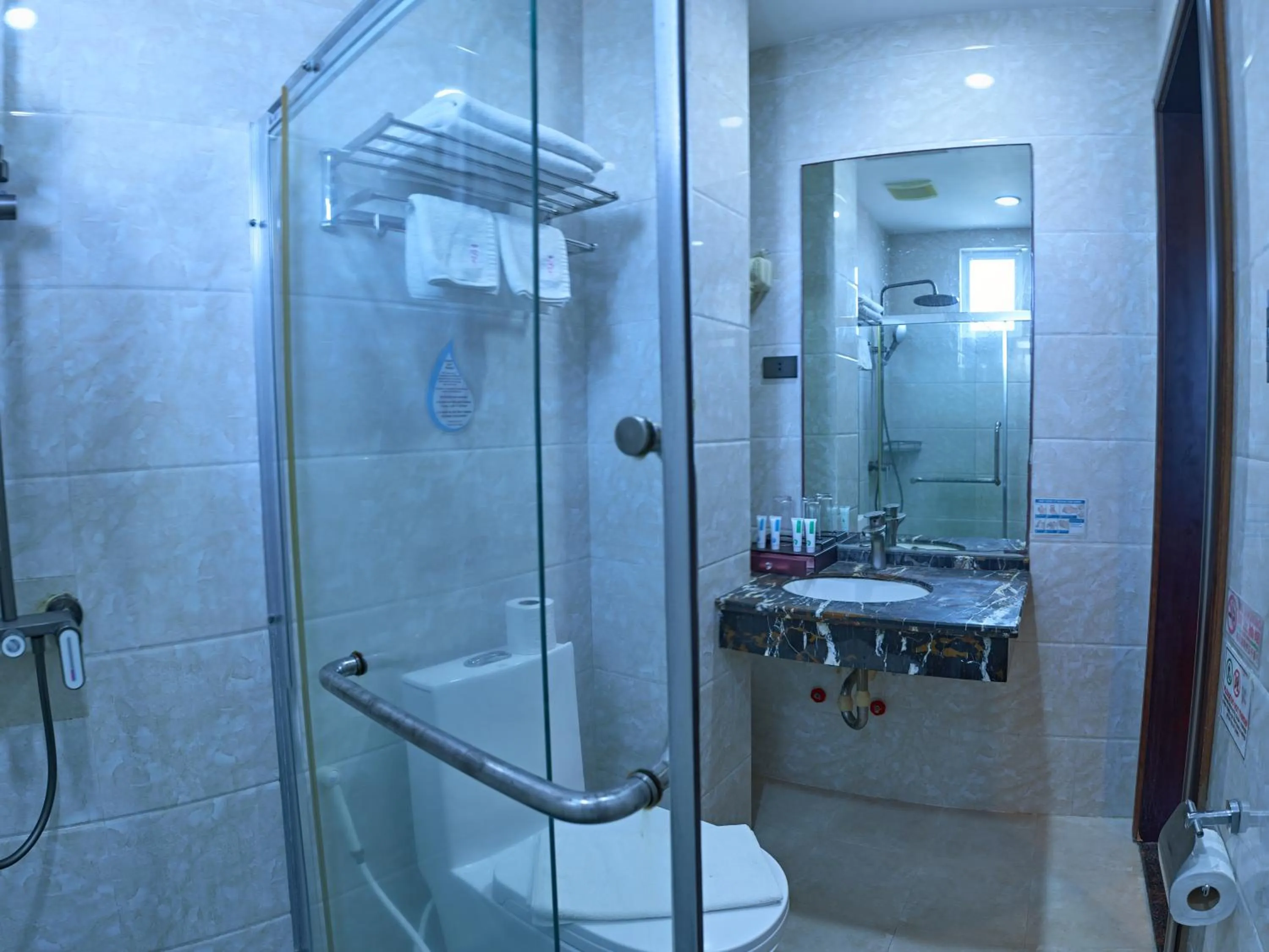 Bathroom in Palawan Uno Hotel