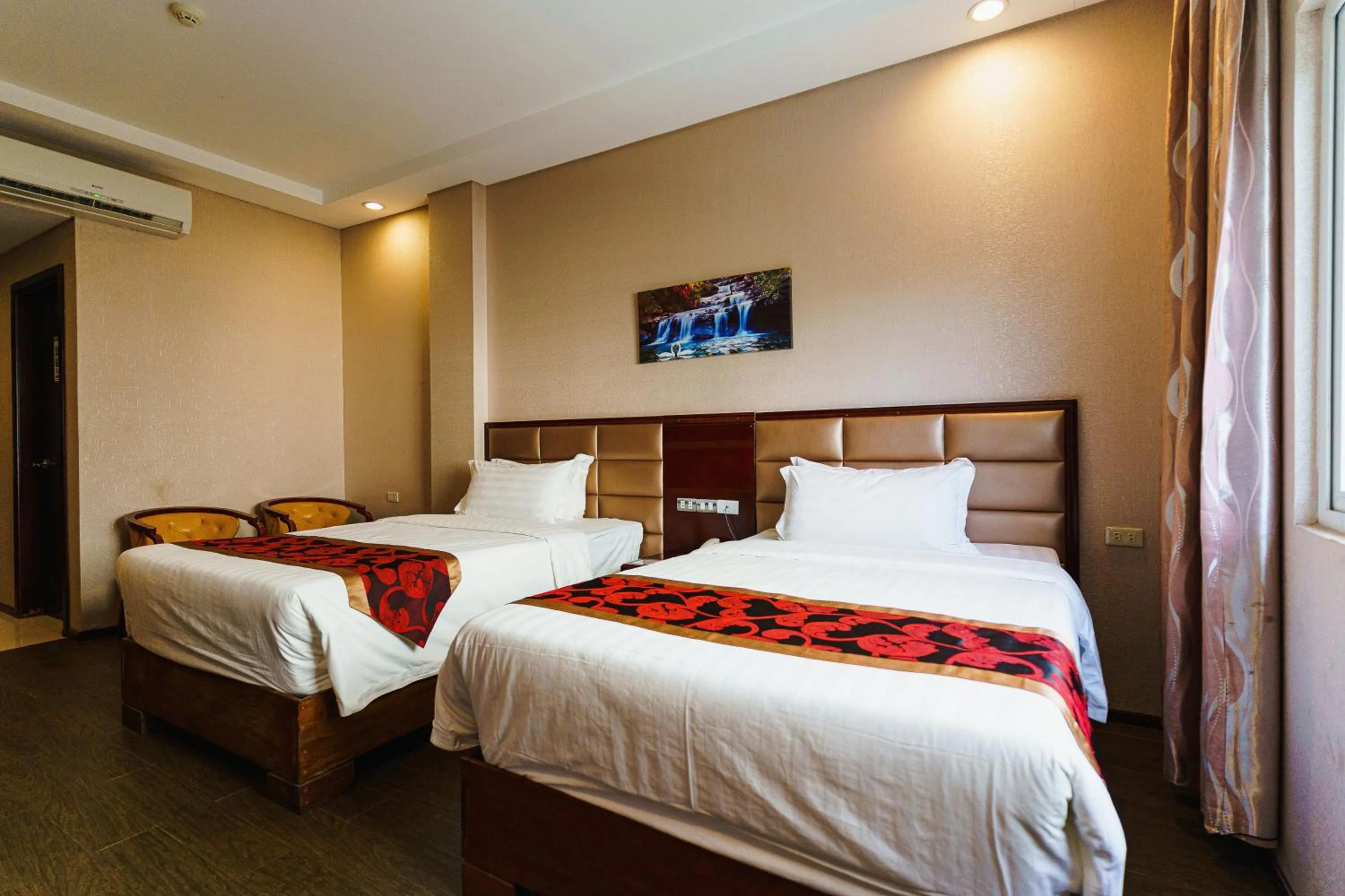 Bed in Palawan Uno Hotel