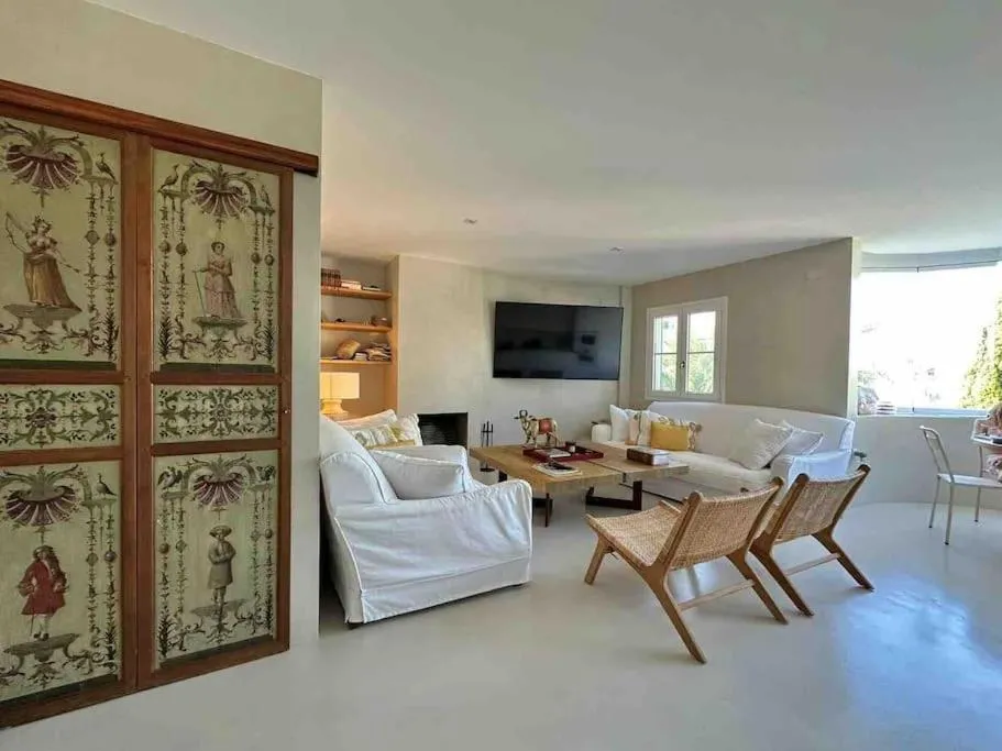 TV and multimedia in Modern 2 bedroom in Marbella Real