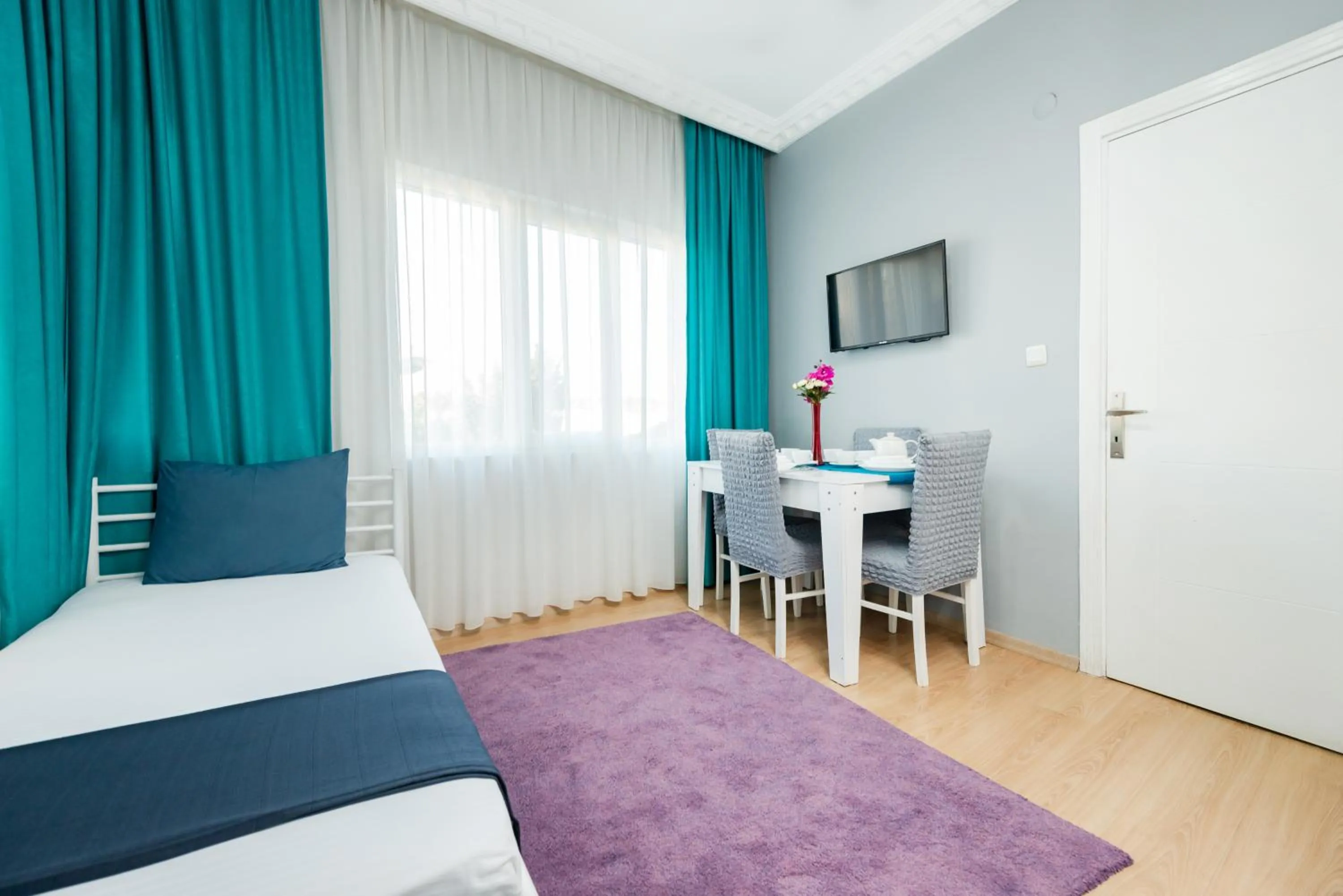 Communal lounge/ TV room in Istanbul House