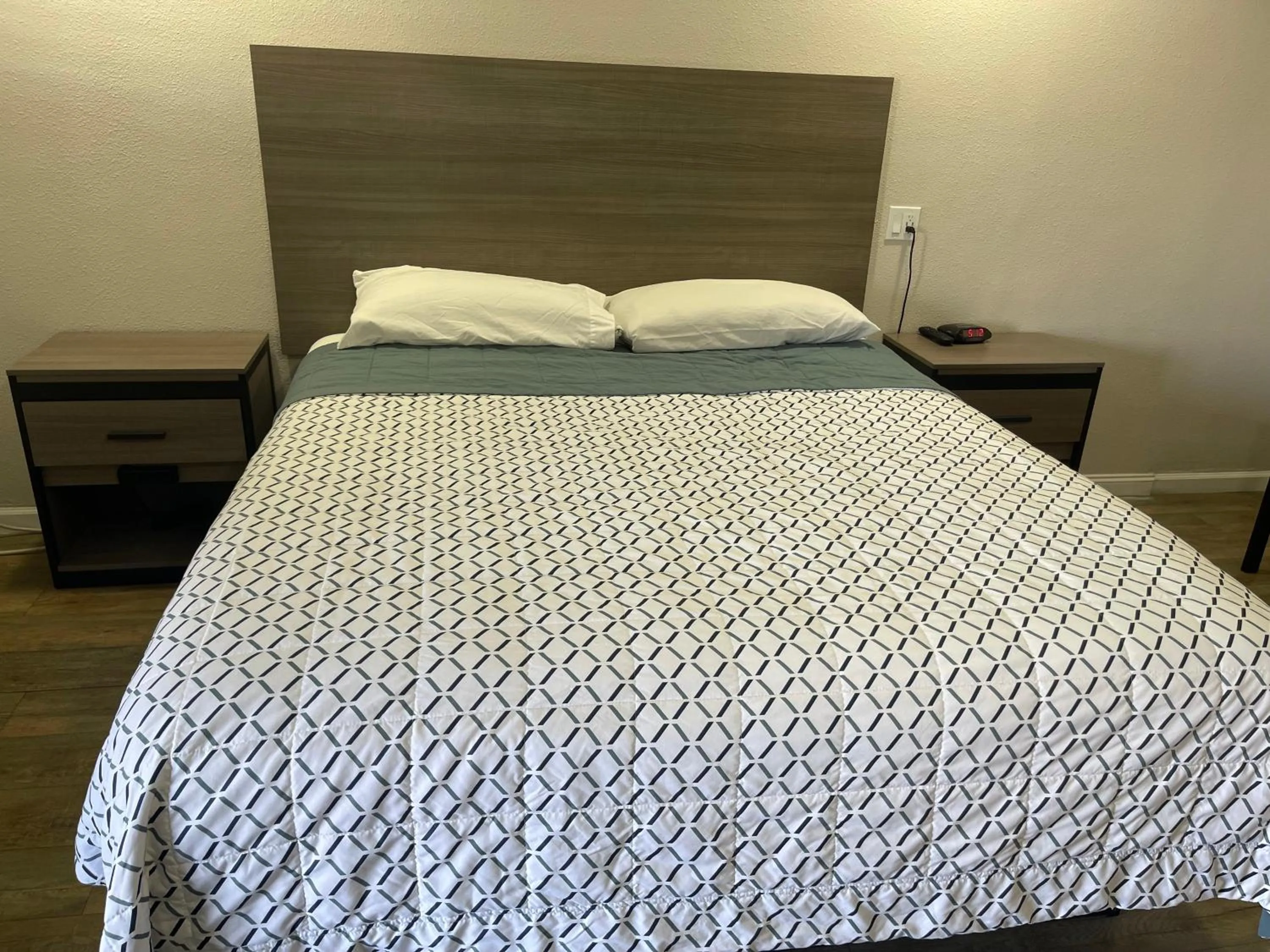 Bed in Town House Motel