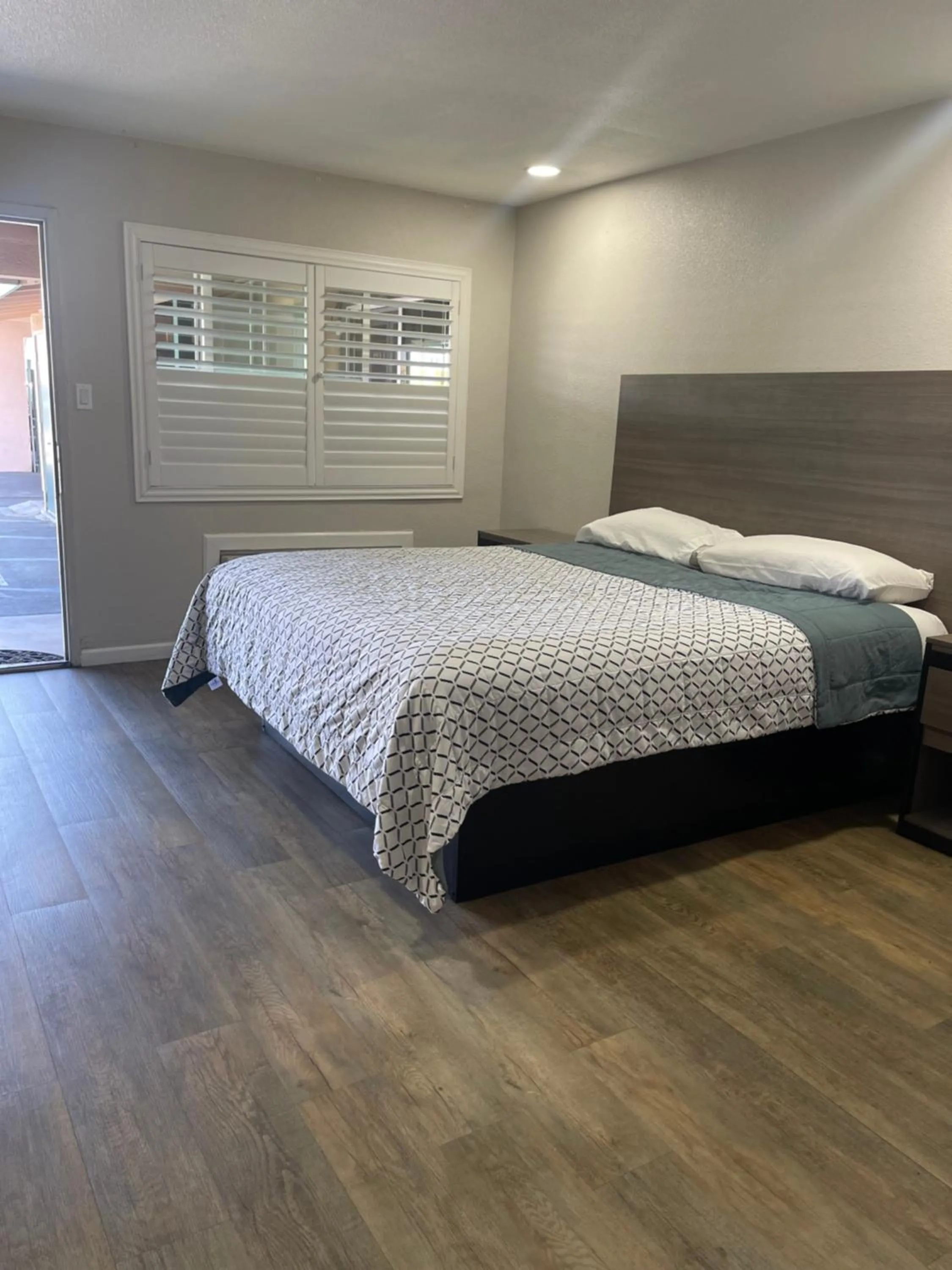 Bed in Town House Motel