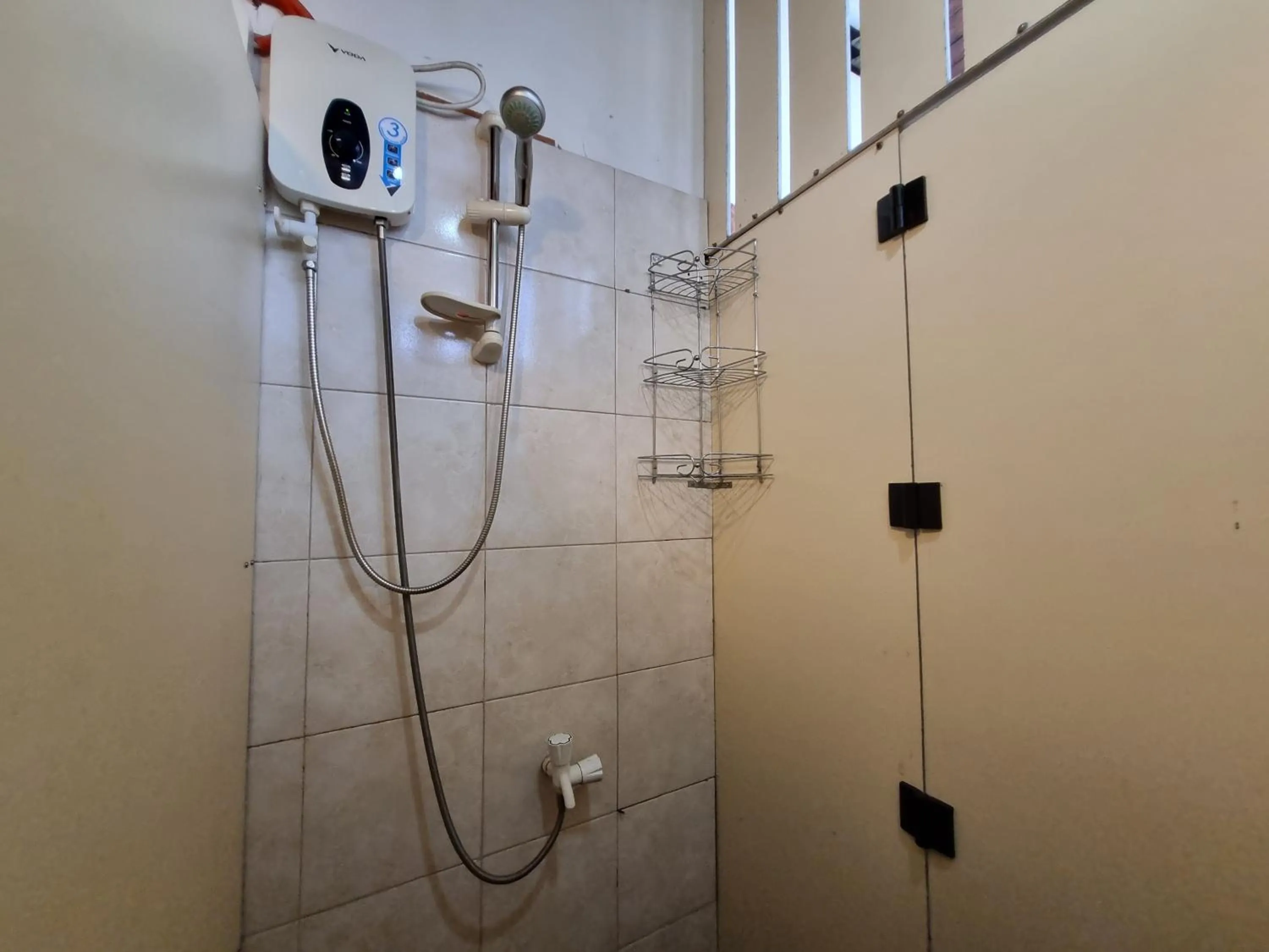 Shower in Orokasa Guesthouse