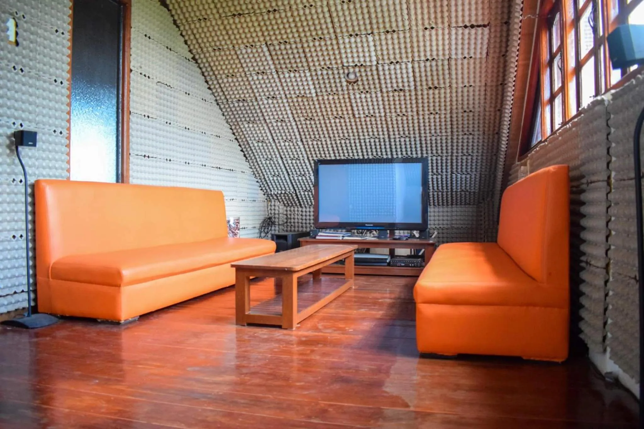 Communal lounge/ TV room in Orokasa Guesthouse