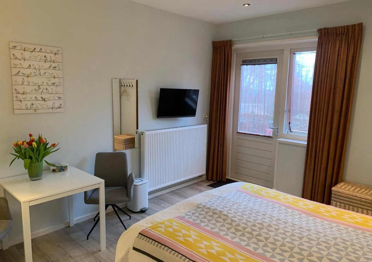 Twin Room with Private Bathroom - single occupancy in Waddenhoes Gastenverblijven