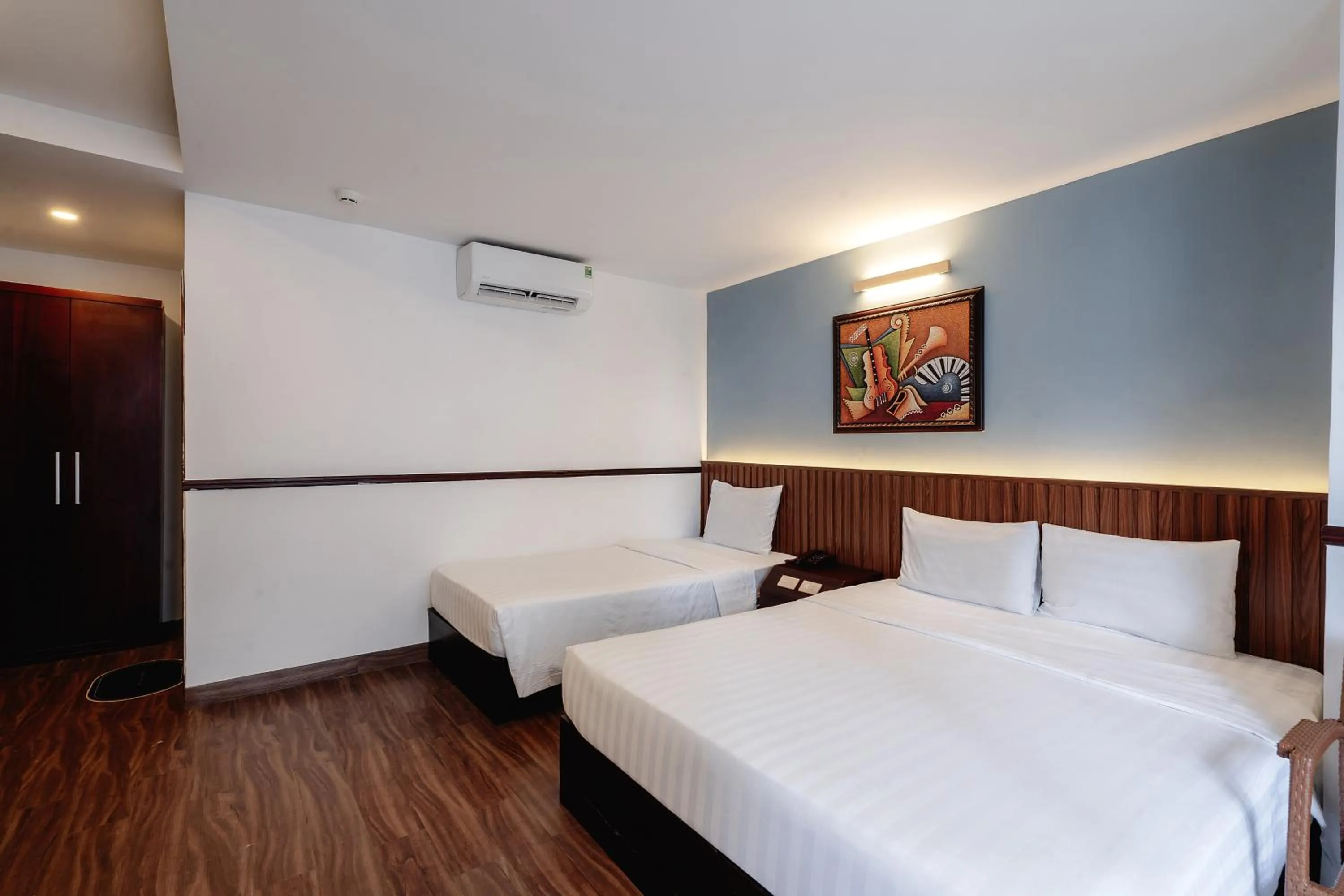 Property building, Bed in King Hotel