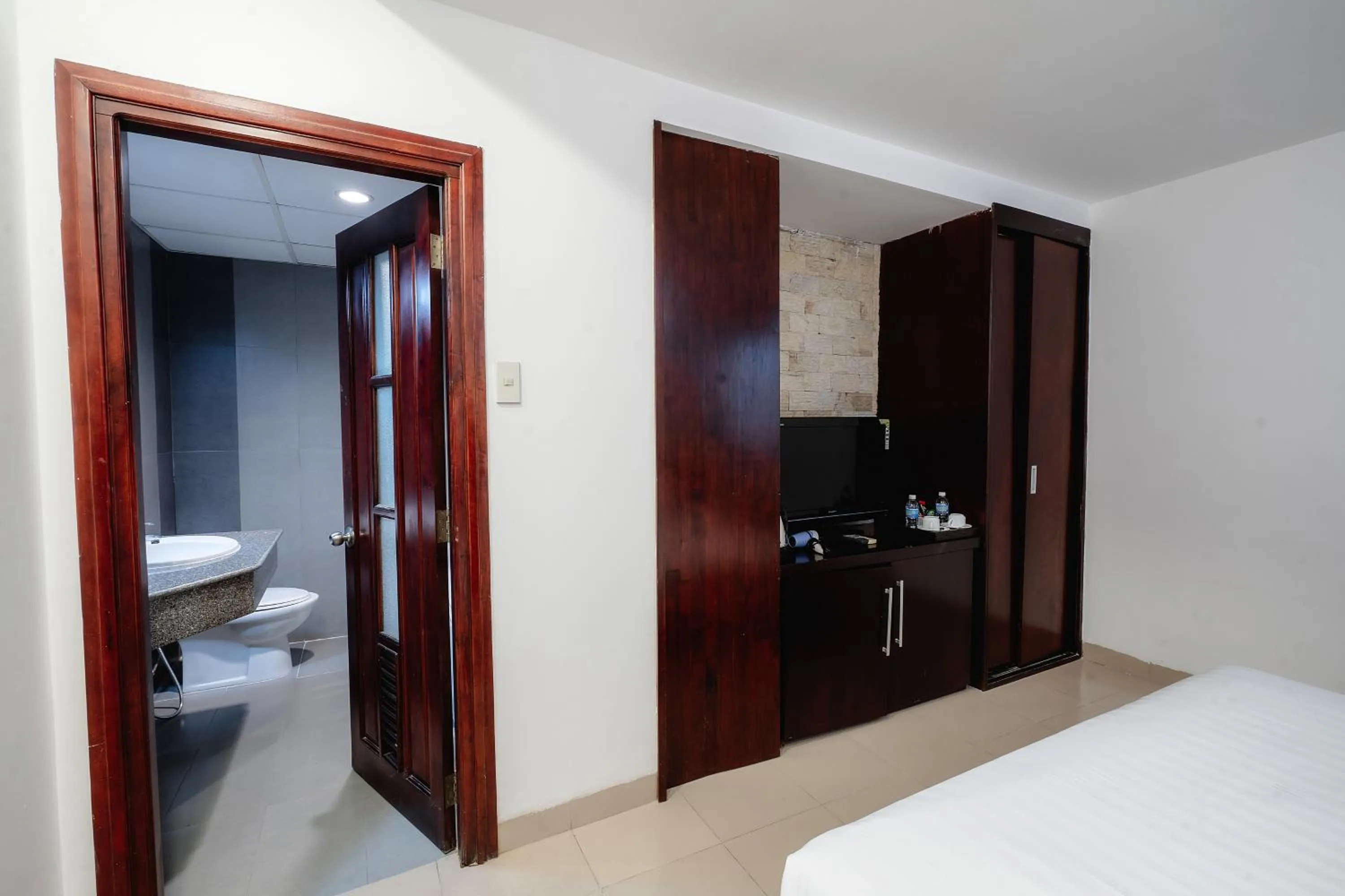 Property building, Bed in King Hotel