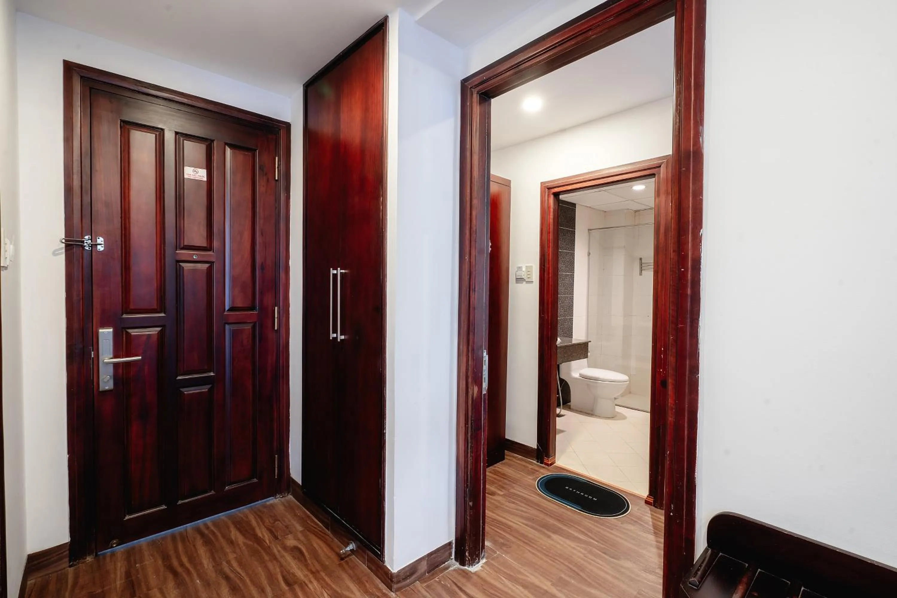 Photo of the whole room, Bed in King Hotel