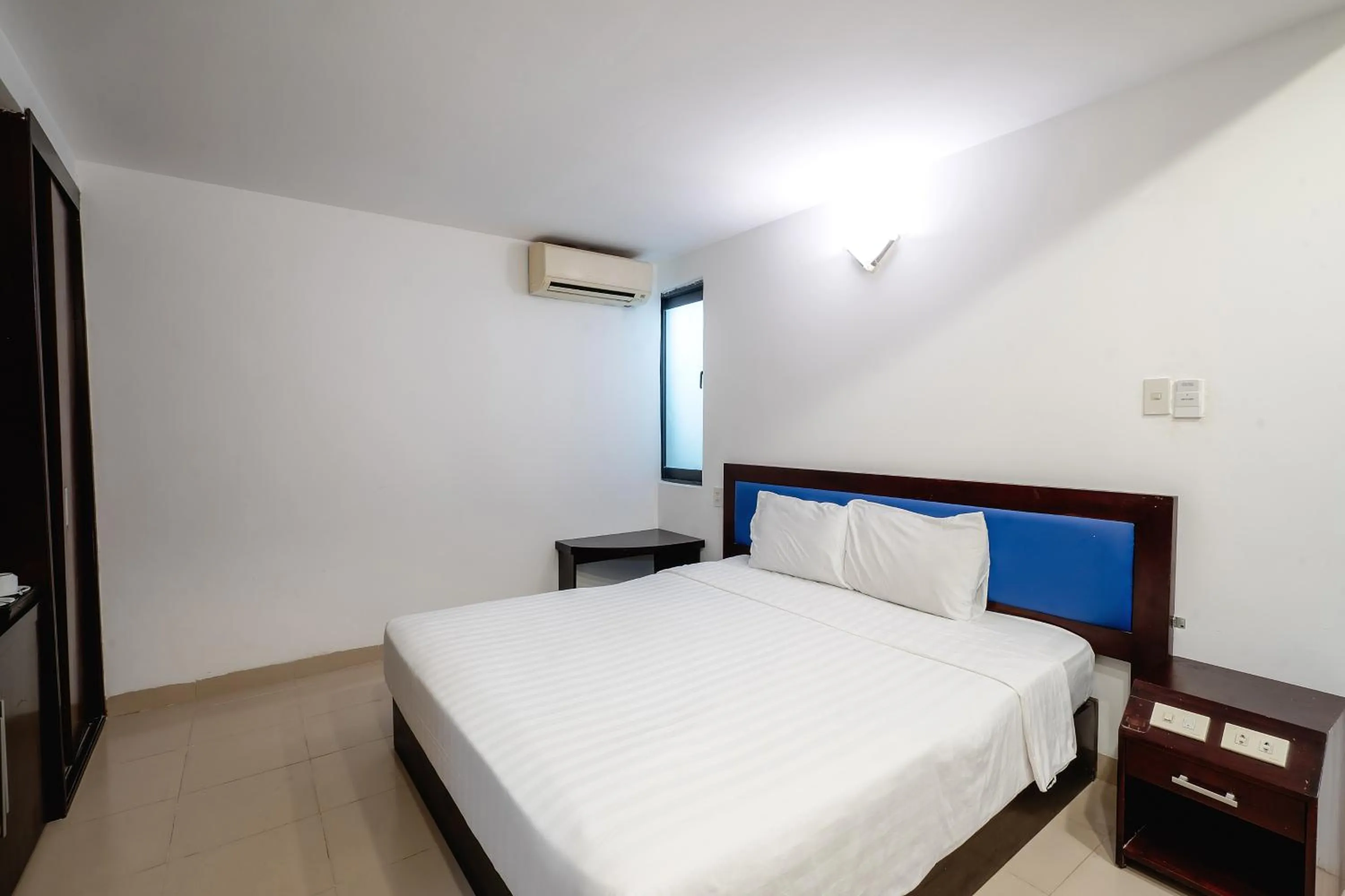 Property building, Bed in King Hotel