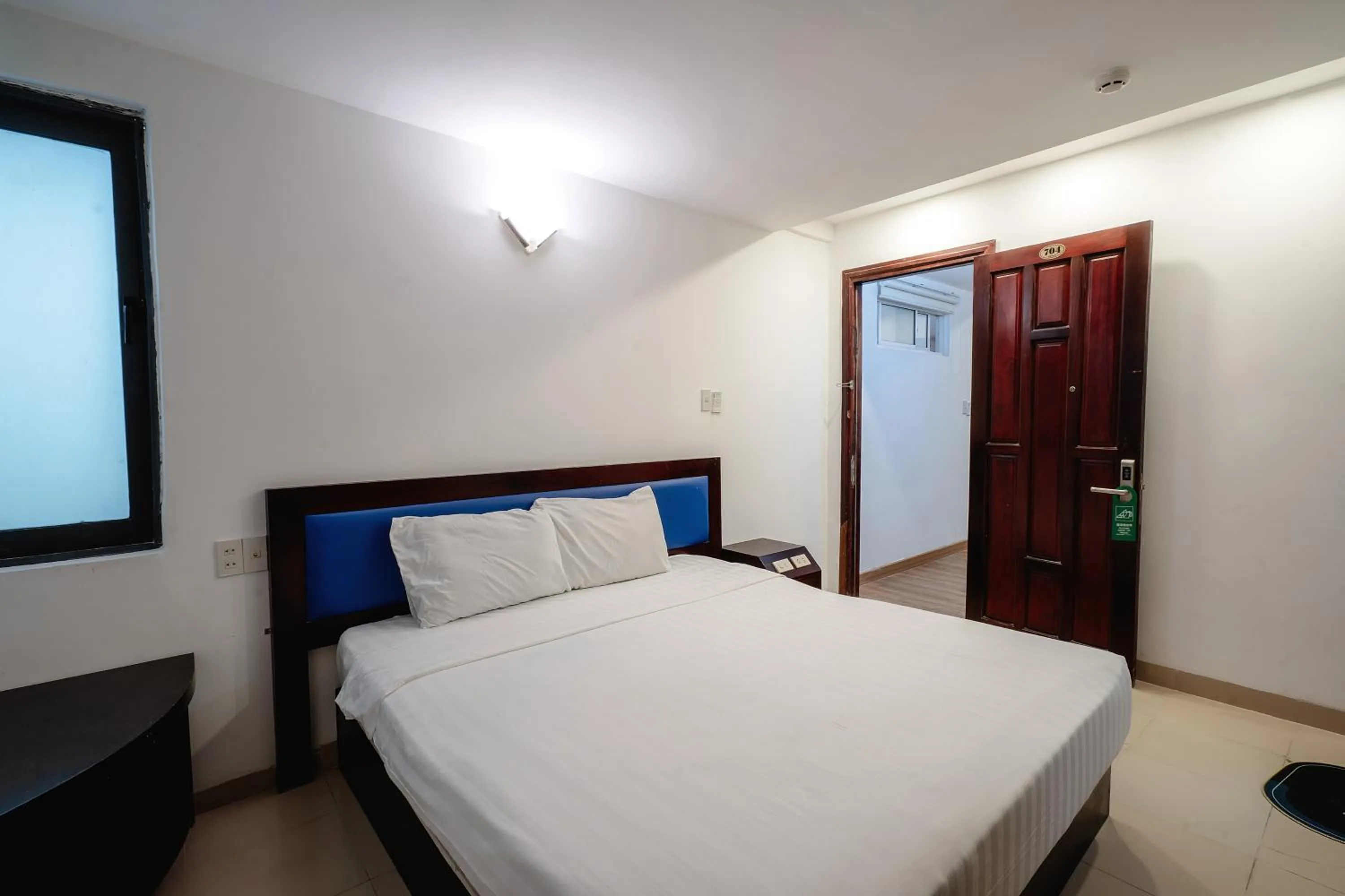 Property building, Bed in King Hotel