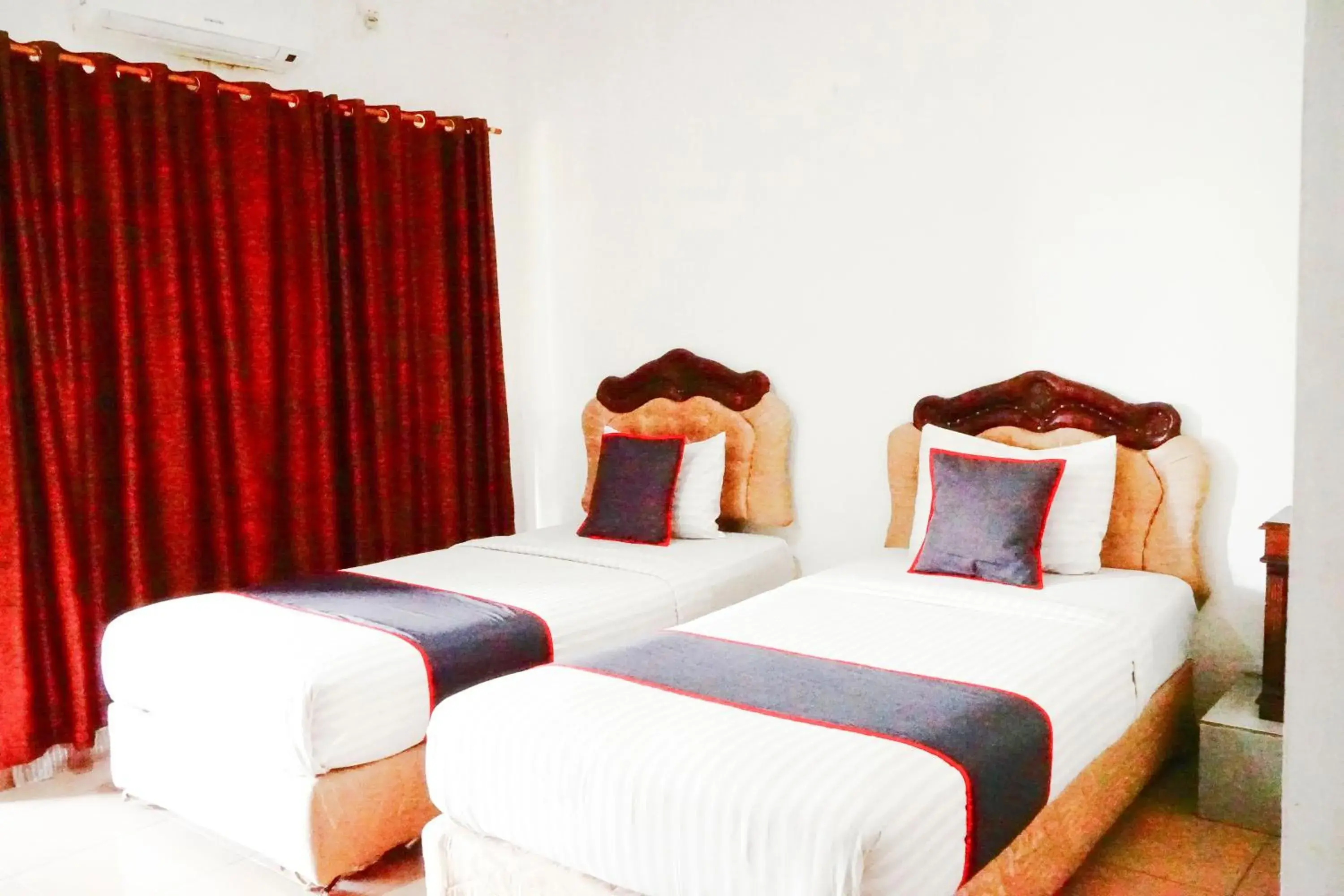 Standard Twin Room in Hotel O Padang City Center Near Pantai Padang Formerly Hotel Siti Nurbaya Standard Twin Room in Hotel O Padang City Center Near Pantai Padang Formerly Hotel Siti Nurbaya