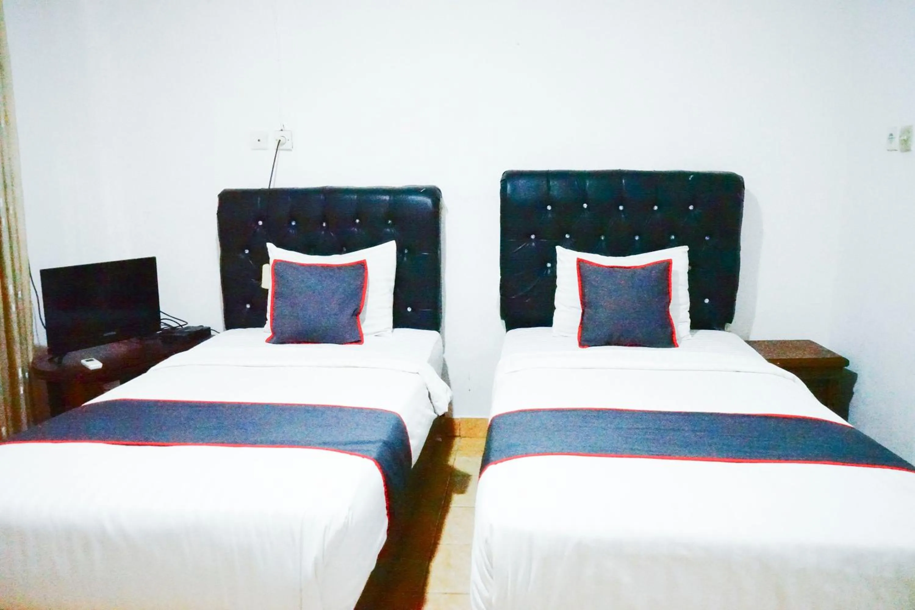 Bedroom, Bed in Hotel O Padang City Center Near Pantai Padang Formerly Hotel Siti Nurbaya