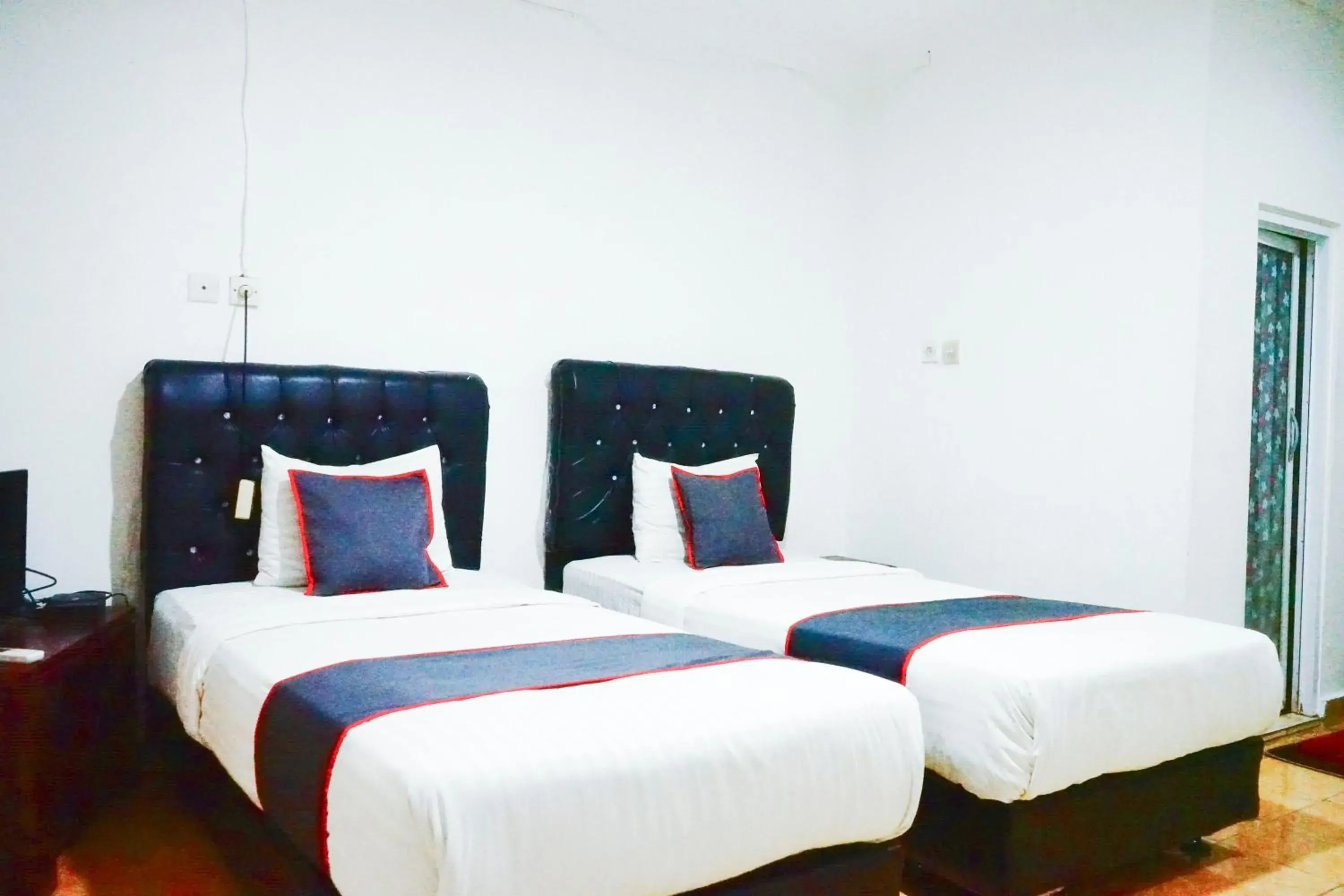 Superior Twin Room in Hotel O Padang City Center Near Pantai Padang Formerly Hotel Siti Nurbaya Superior Twin Room in Hotel O Padang City Center Near Pantai Padang Formerly Hotel Siti Nurbaya