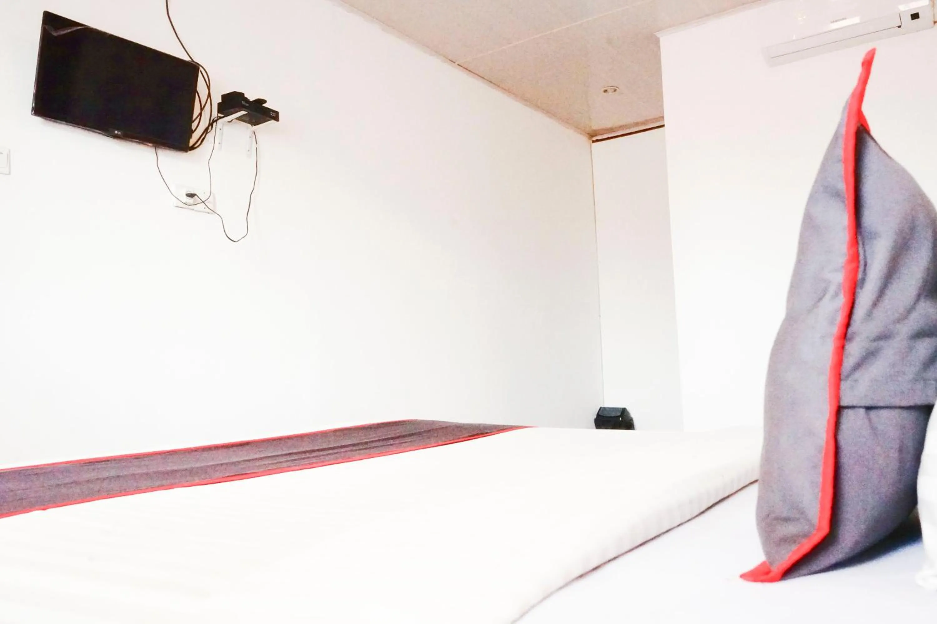 Bedroom in Hotel O Padang City Center Near Pantai Padang Formerly Hotel Siti Nurbaya