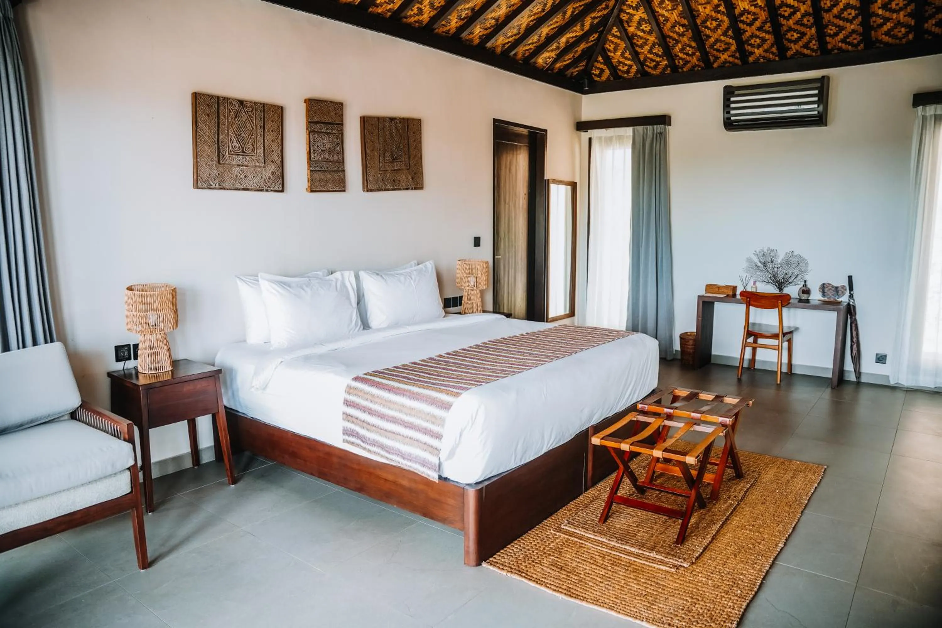 Bedroom, Bed in Menjaga Bay