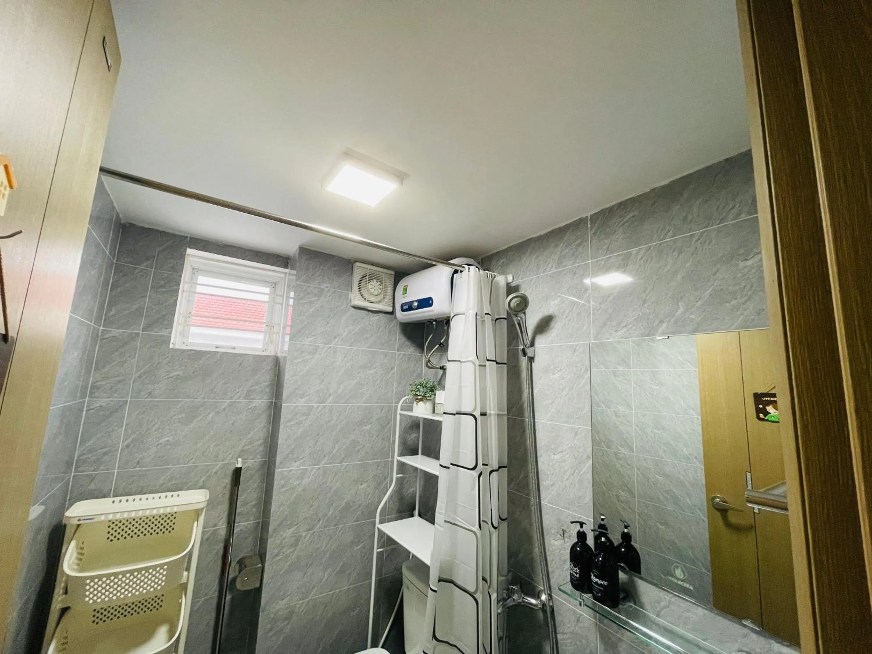 Shower in Basic Guest House Hải Phòng