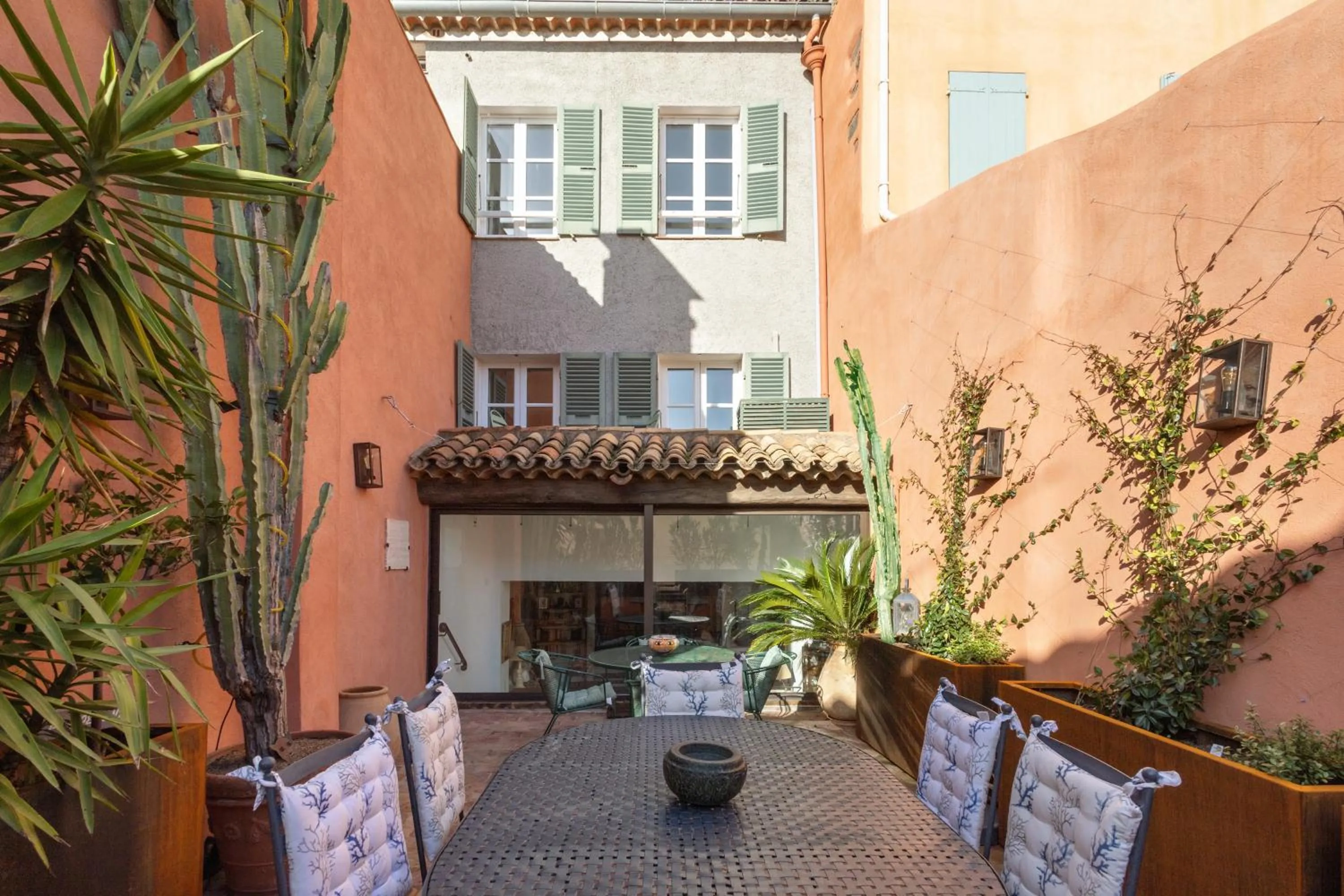 Patio in La Maison du Prince