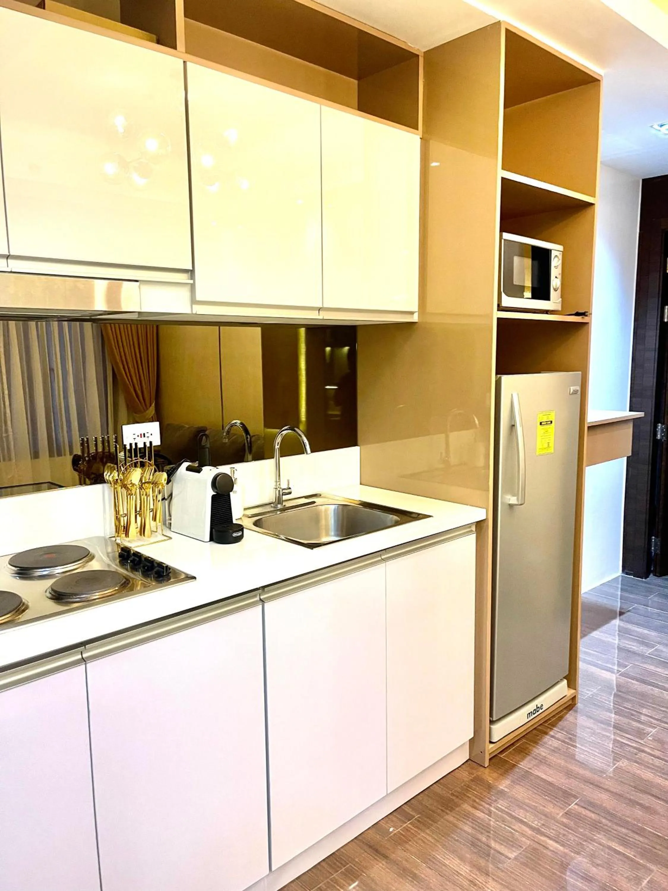 Kitchen or kitchenette in E & T Homecations 2 Bedroom Apartment at SMDC Air Residences