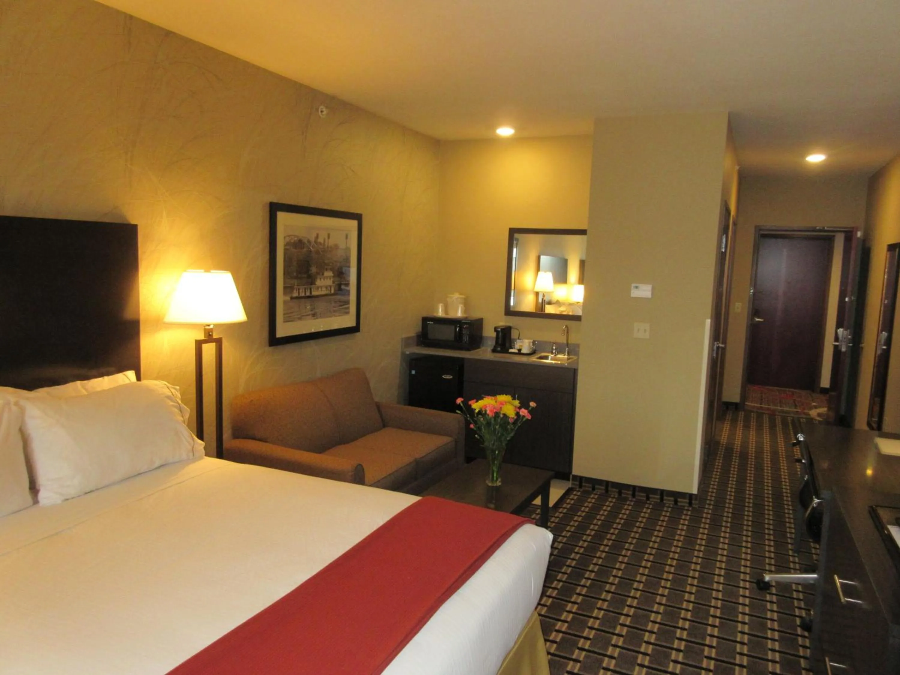 Bed in Holiday Inn Express & Suites Butler by IHG