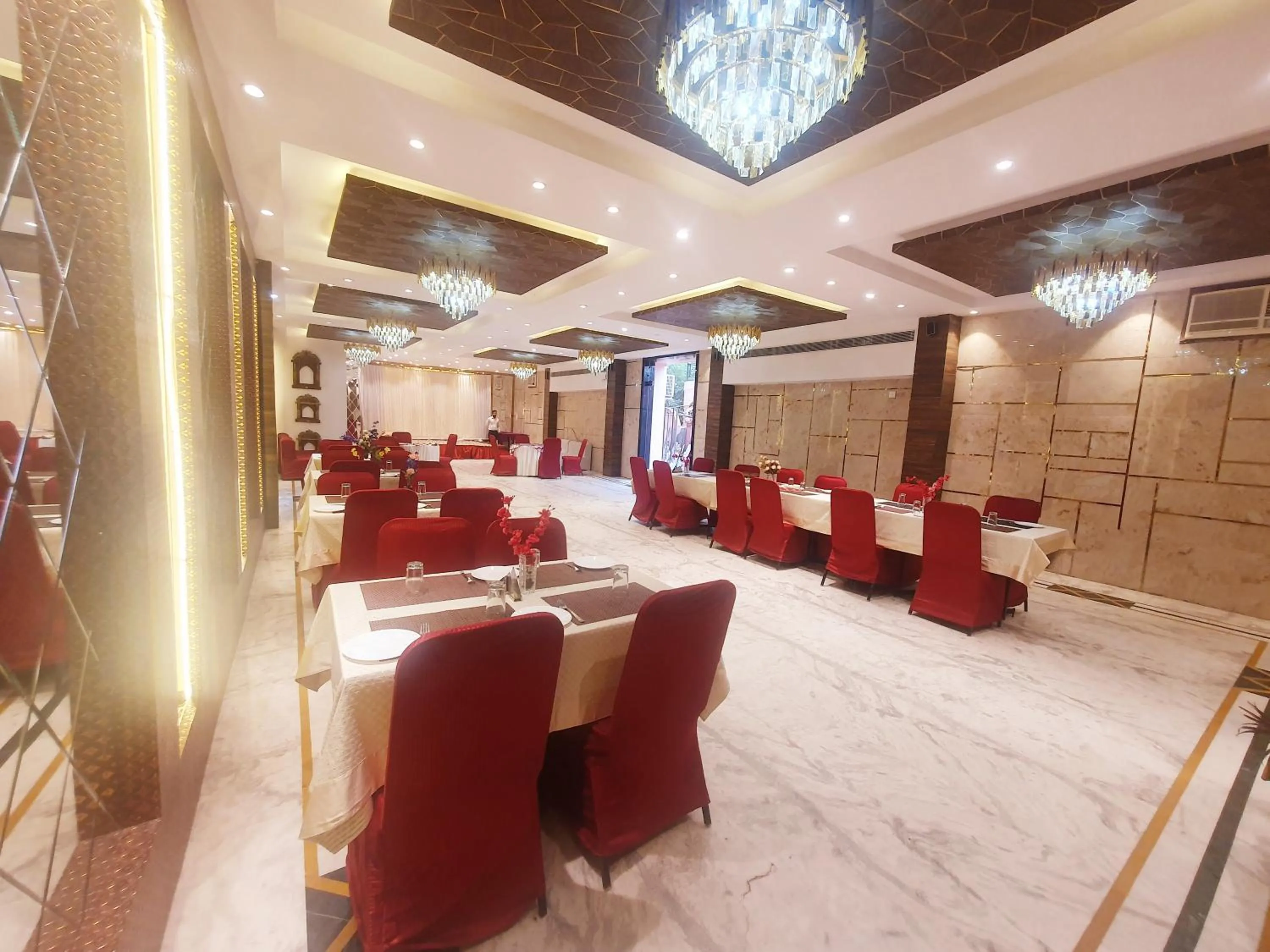 Restaurant/places to eat in Hotel Shrinath Palace