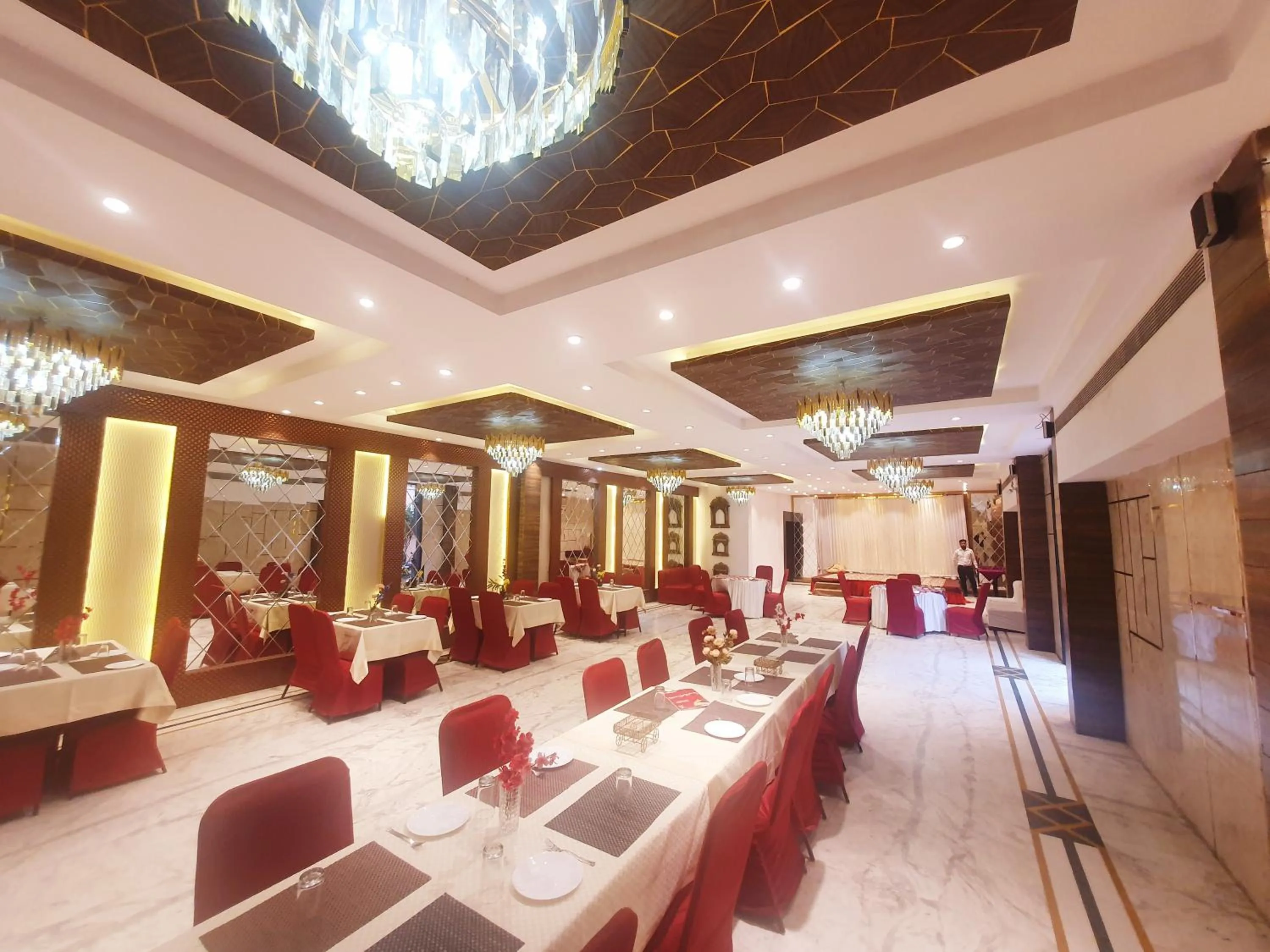 Restaurant/places to eat in Hotel Shrinath Palace